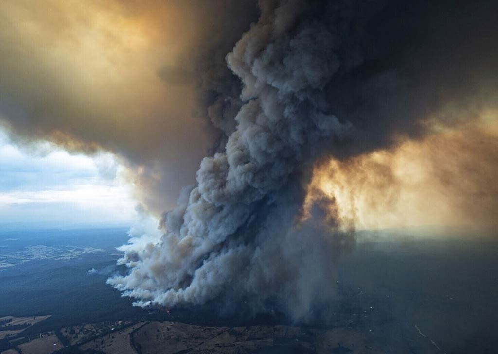 ستون عظیمی از دود ناشی از آتش‌سوزی در شرق ایست گیپسلند، ویکتوریا.