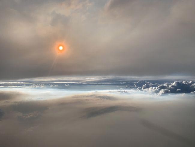 قرص خورشید در میان ابرهای آتشین
