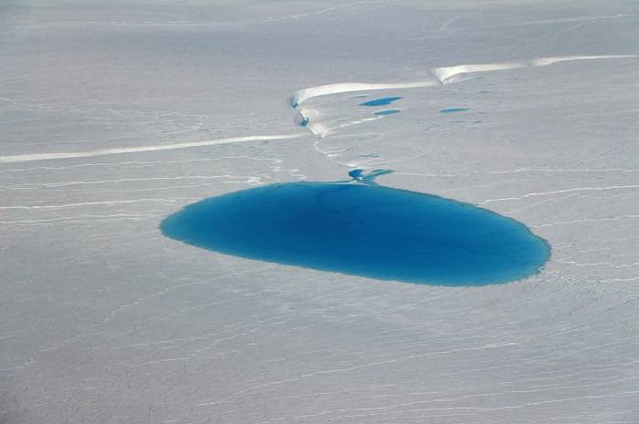 دریاچه حاصل از ذوب یخ در قطب