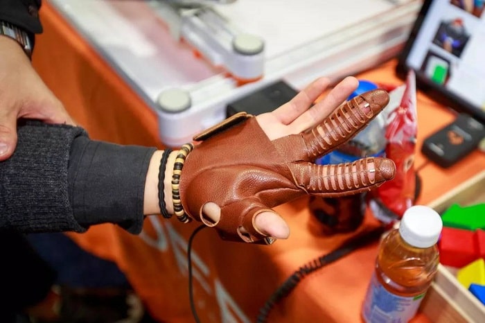  نئومانو دستکش رباتیک