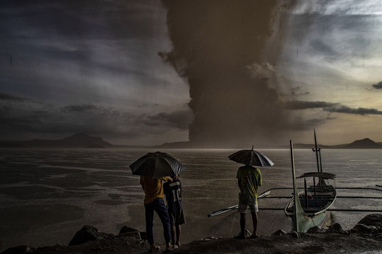 منتخب‌ عکس‌های علمی هفته از نگاه زومیت؛ از فوران آتشفشان تال تا هواتاب بر فراز دریای خزر