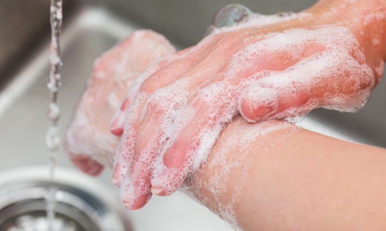 شستن مداوم دست ها به دلیل اختلال وسواس فکری عملی 