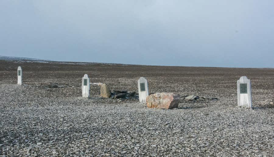 قبرستان کوچکی در جزیره بیچی 