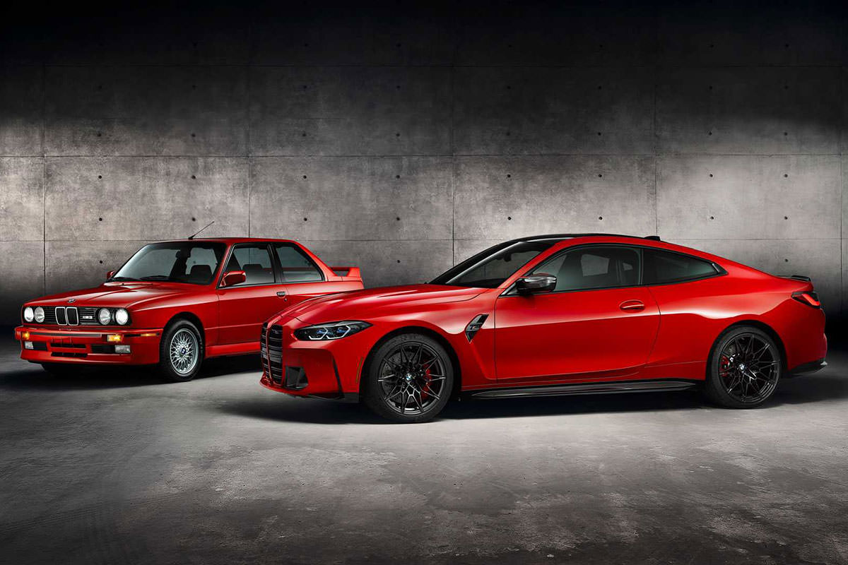 نمای سه چهارم بی ام و ام 4 کامپتیشن / 2021 BMW M4 Competition قرمز رنگ در کنار بی ام و M3