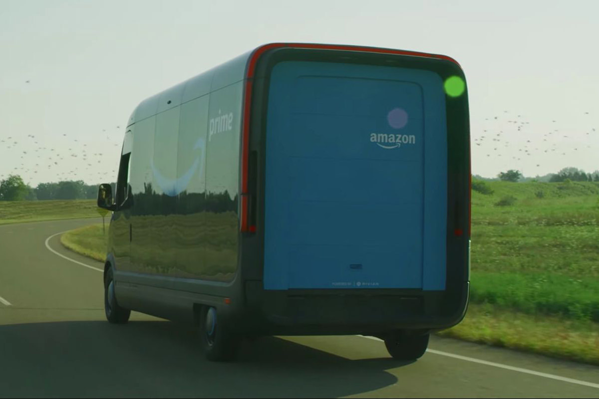 نمای عقب ون الکتریکی تحویل کالا آمازون / Amazon electric delivery van آبی رنگ