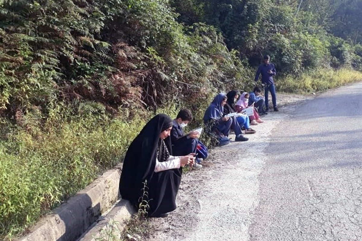 مشکل اینترنت روستای بلوکات پس از انتشار تصویر دانشآموزان در حاشیه جاده حل شد