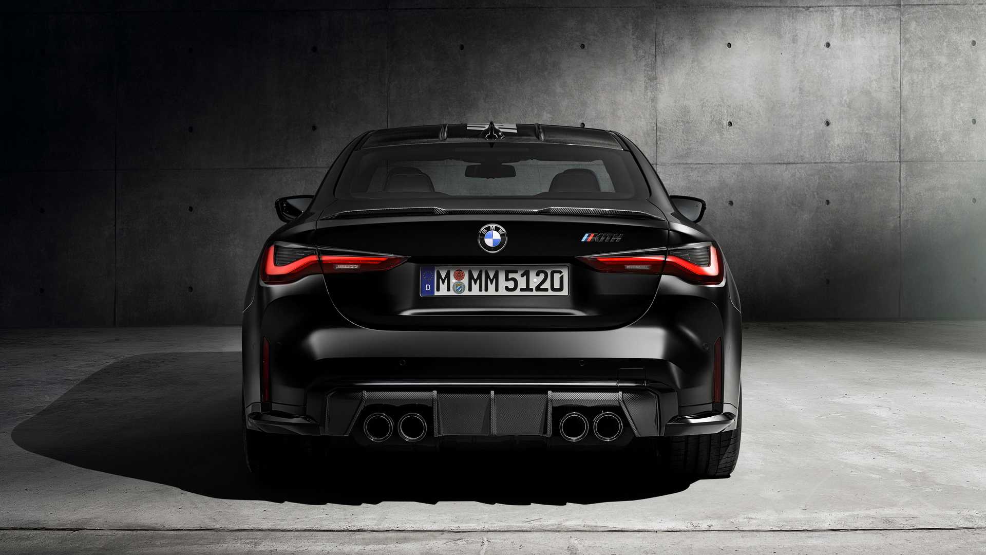 نمای عقب خودرو بی ام و ام 4 کامپتیشن / 2021 BMW M4 Competition مشکی رنگ