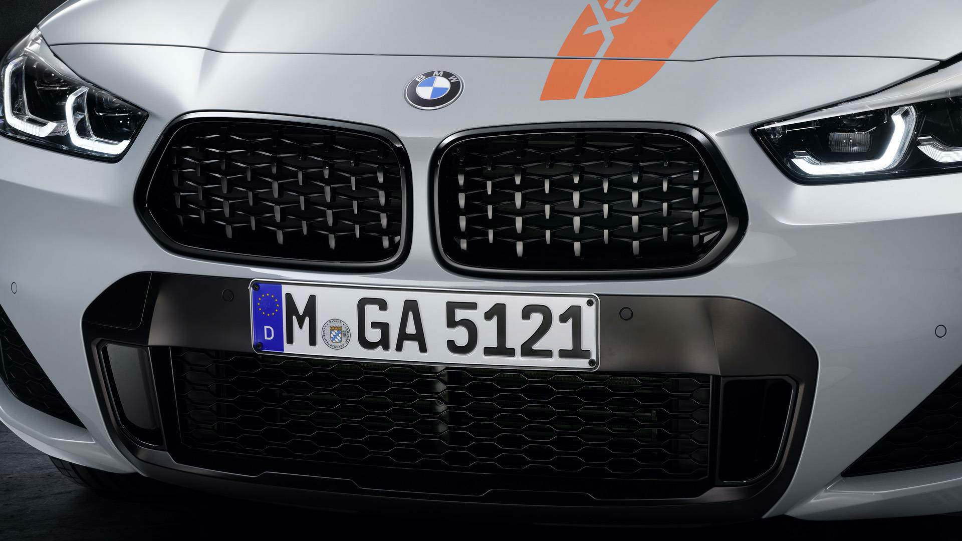 نمای جلوپنجره کراس اور بی ام و ایکس 2 / BMW X2 M Mesh Edition نقره ای رنگ 