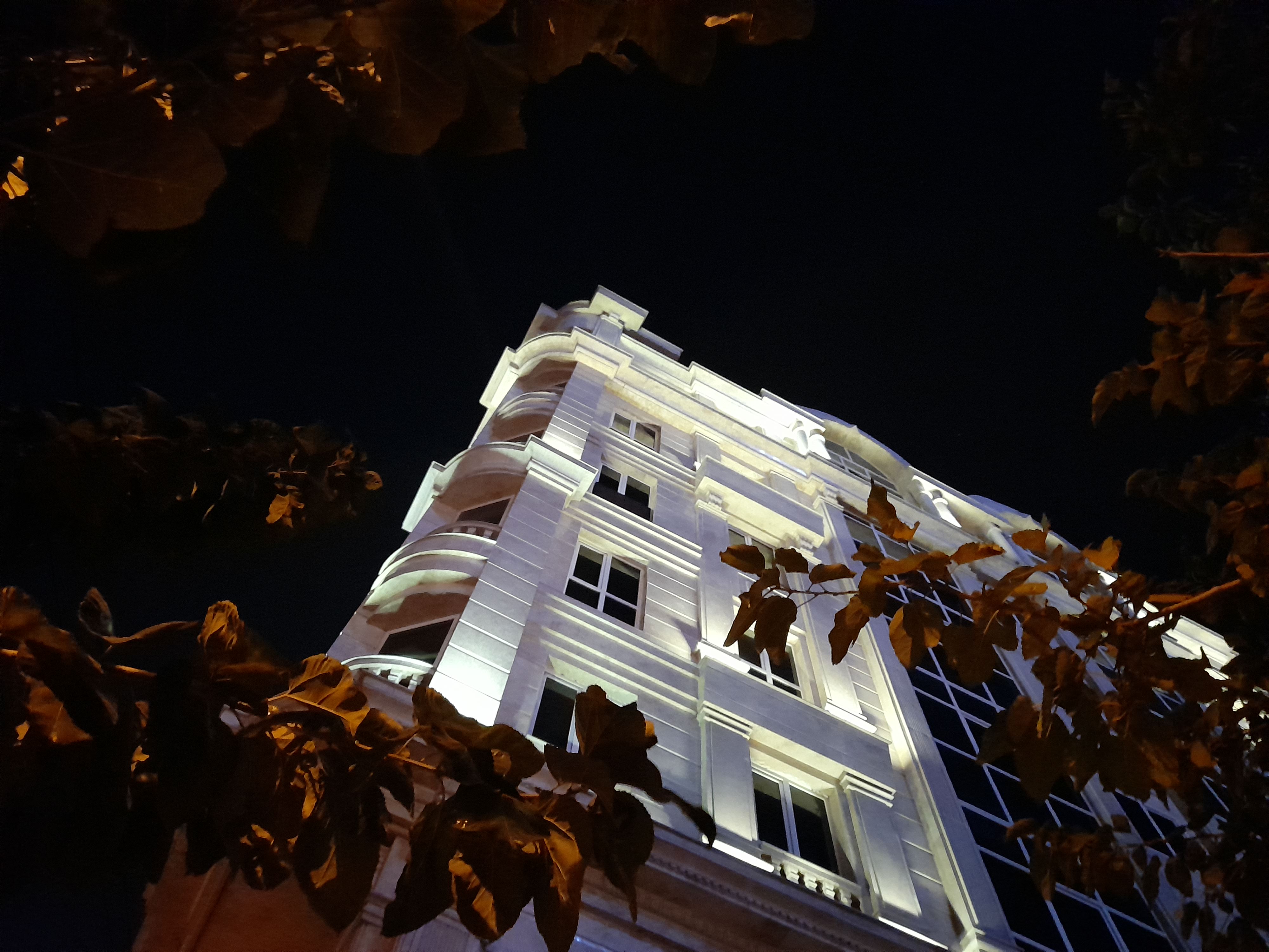 نمونه عکس دوربین واید گلکسی A21s در تاریکی - ساختمان در بزرگراه ستاری