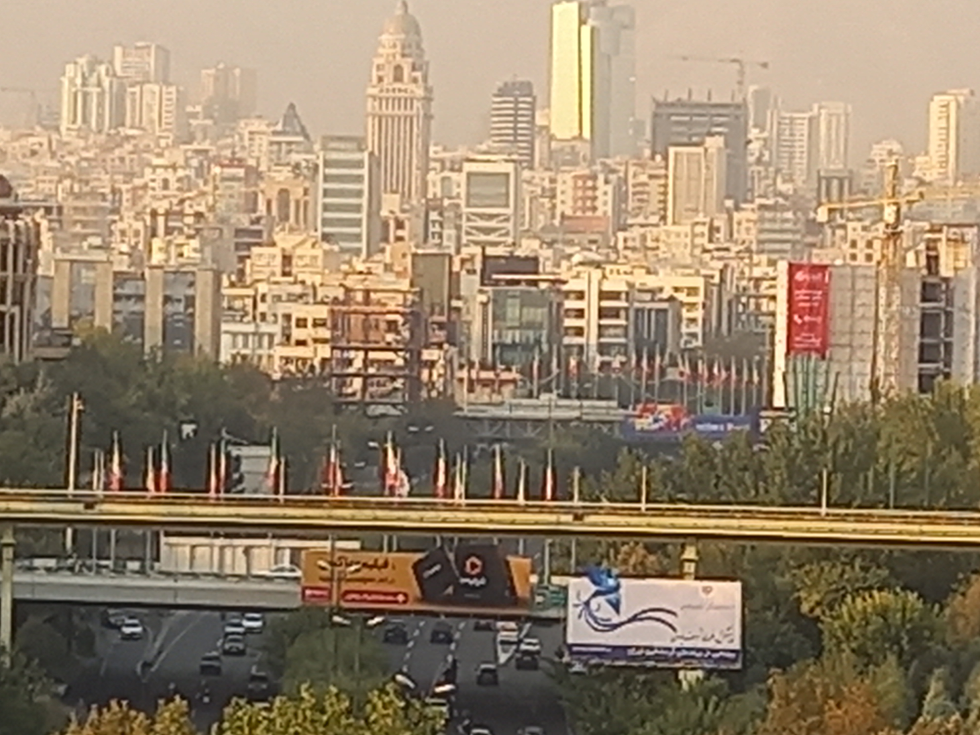 نمونه عکس 8x گلکسی A31 در طول روز - منظره تهران پل طبیعت پارک آب و آتش تهران