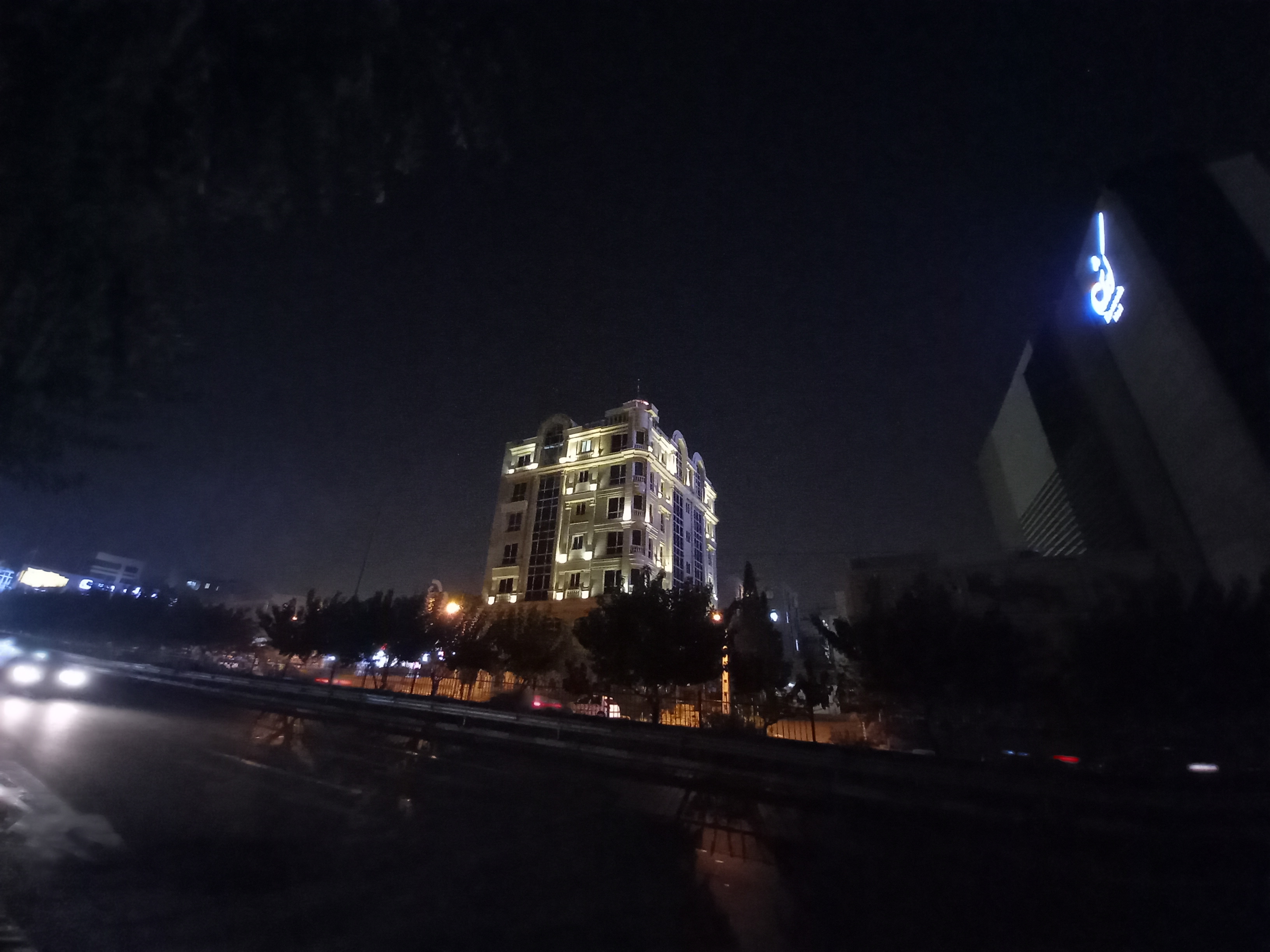 نمونه عکس اولتراواید گلکسی A31 در تاریکی - ساختمان بزرگراه ستاری