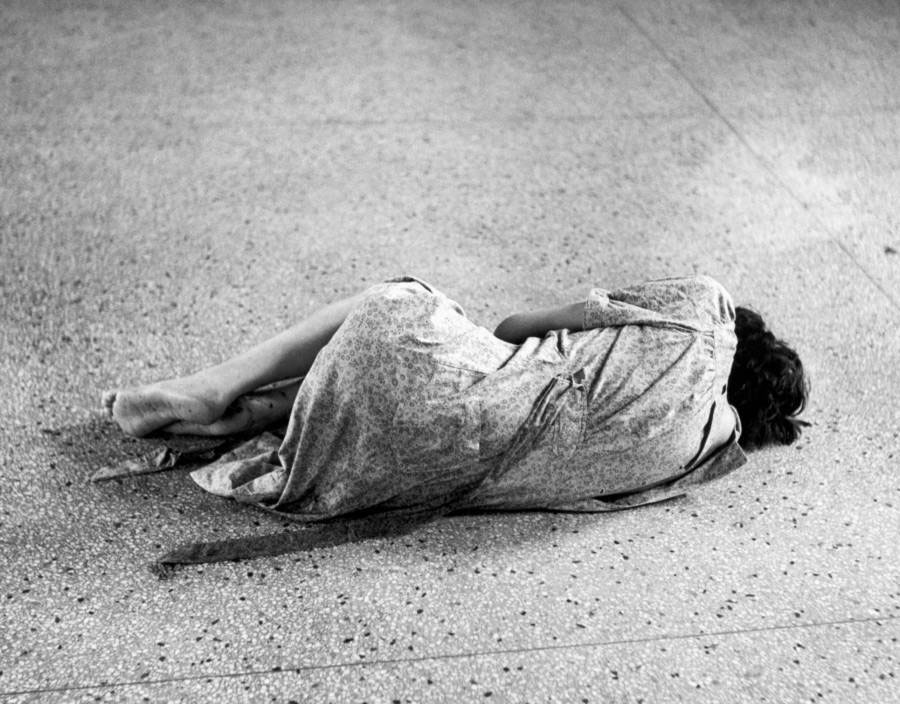 بیماری که کف آسایشگاه روانی کلیولند، اوهایو دراز کشیده است. عکس مربوط به سال ۱۹۴۶