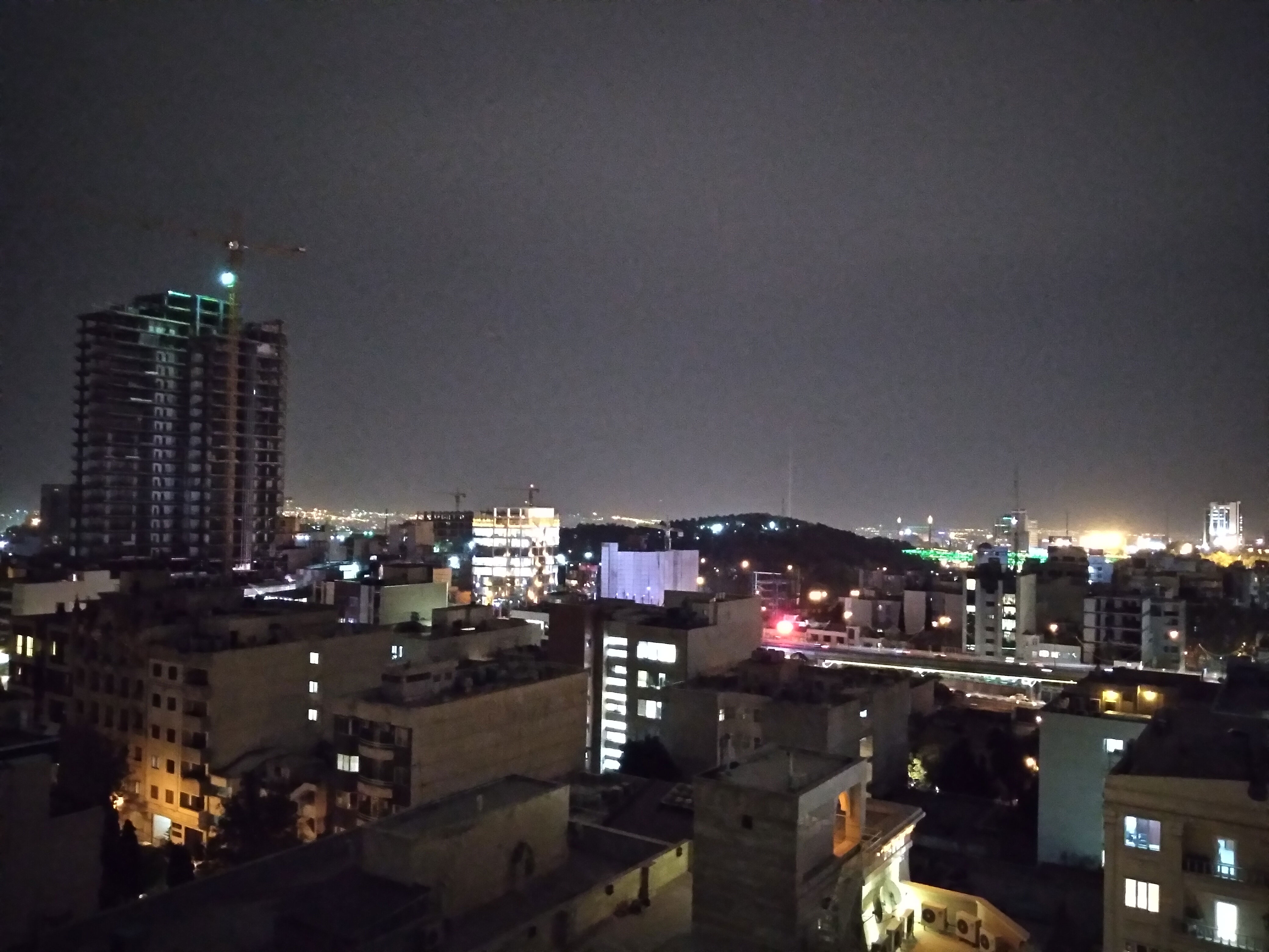 نمونه تصویر دوربین اصلی گلکسی A11 - نمای شهر تهران در شب