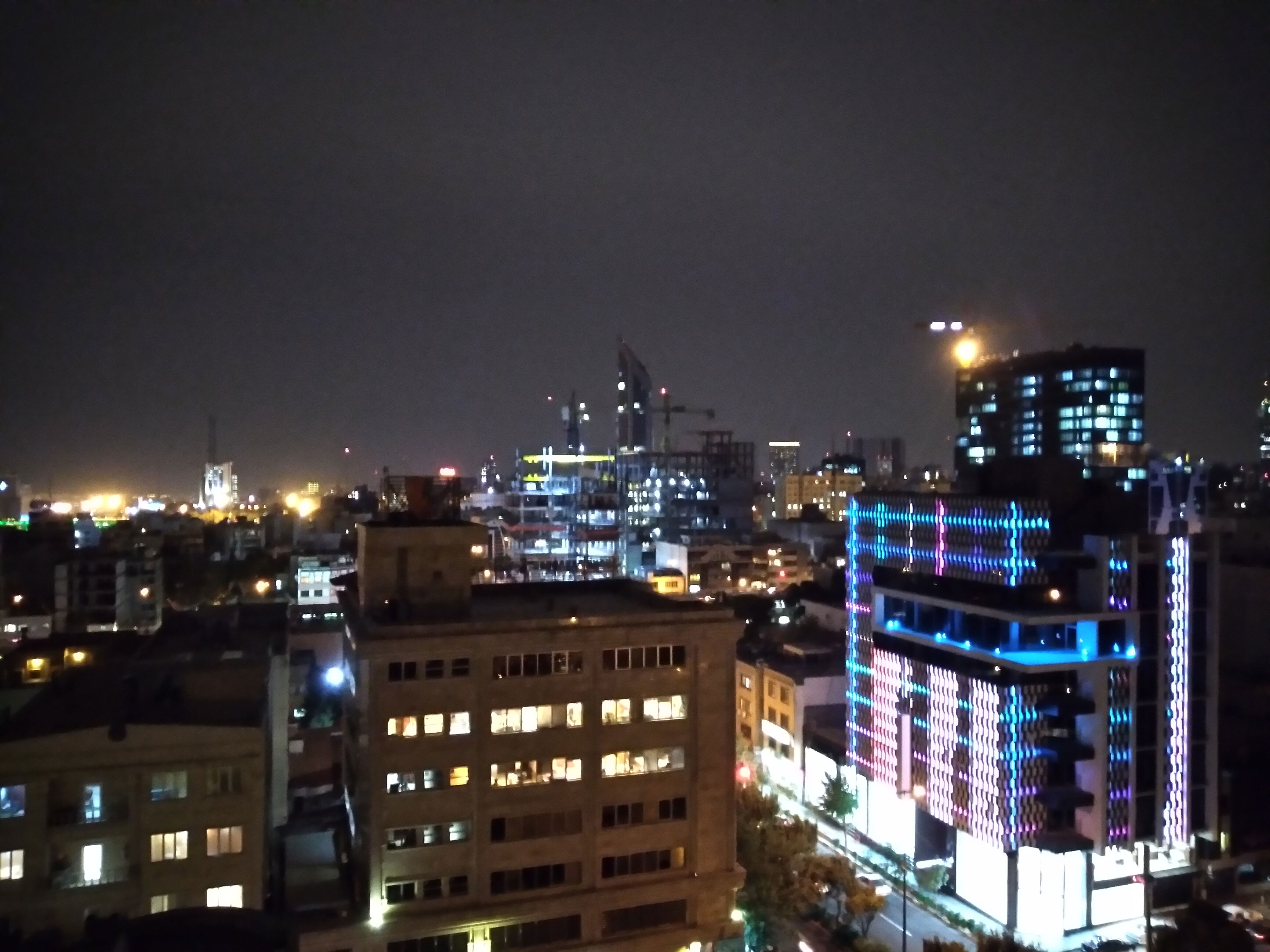 نمونه تصویر دوربین اصلی گلکسی A11 - نمای خیابان جردن در شب