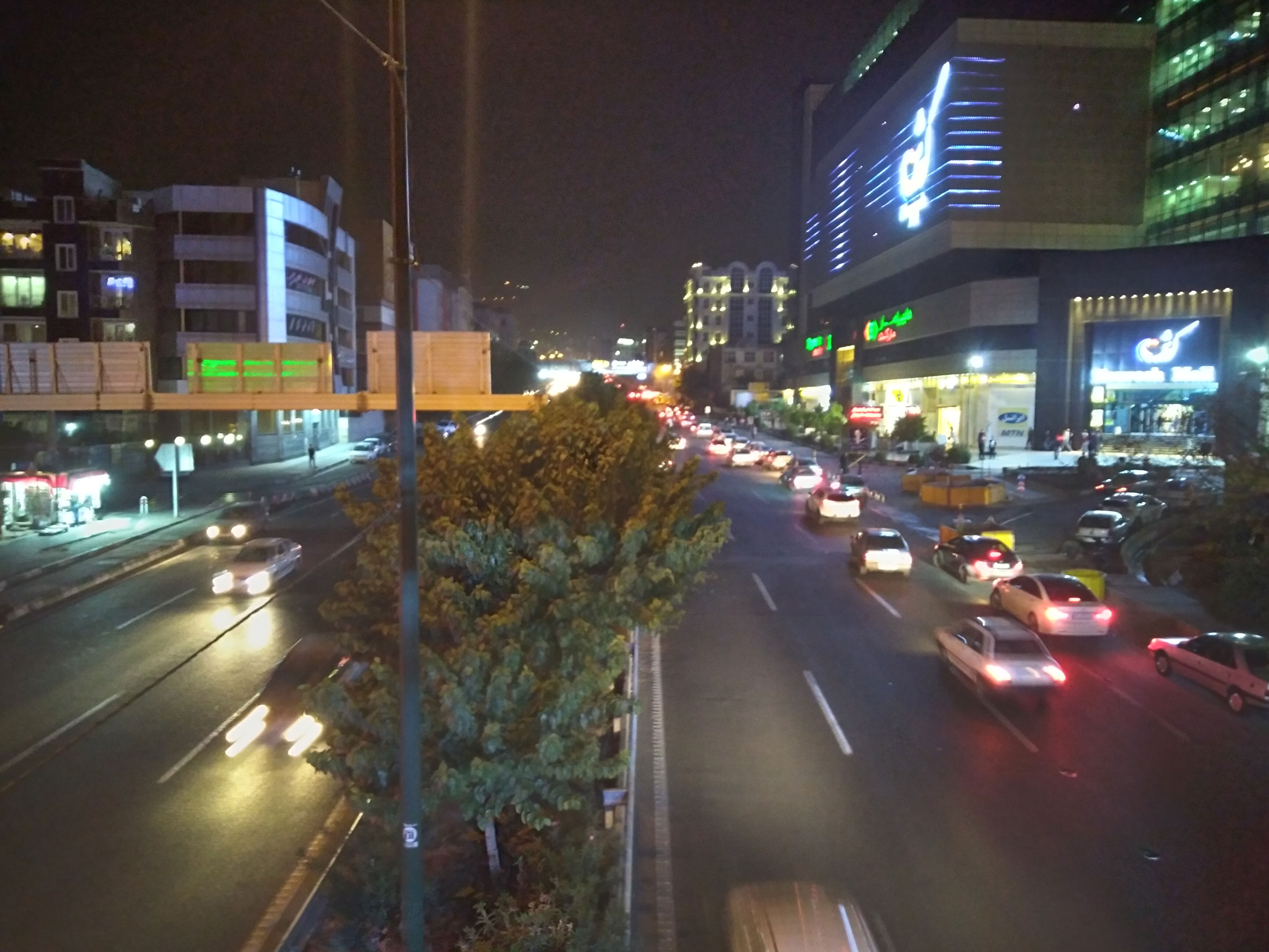 نمونه تصویر دوربین اصلی گلکسی A11 - نمای بلوار در شب