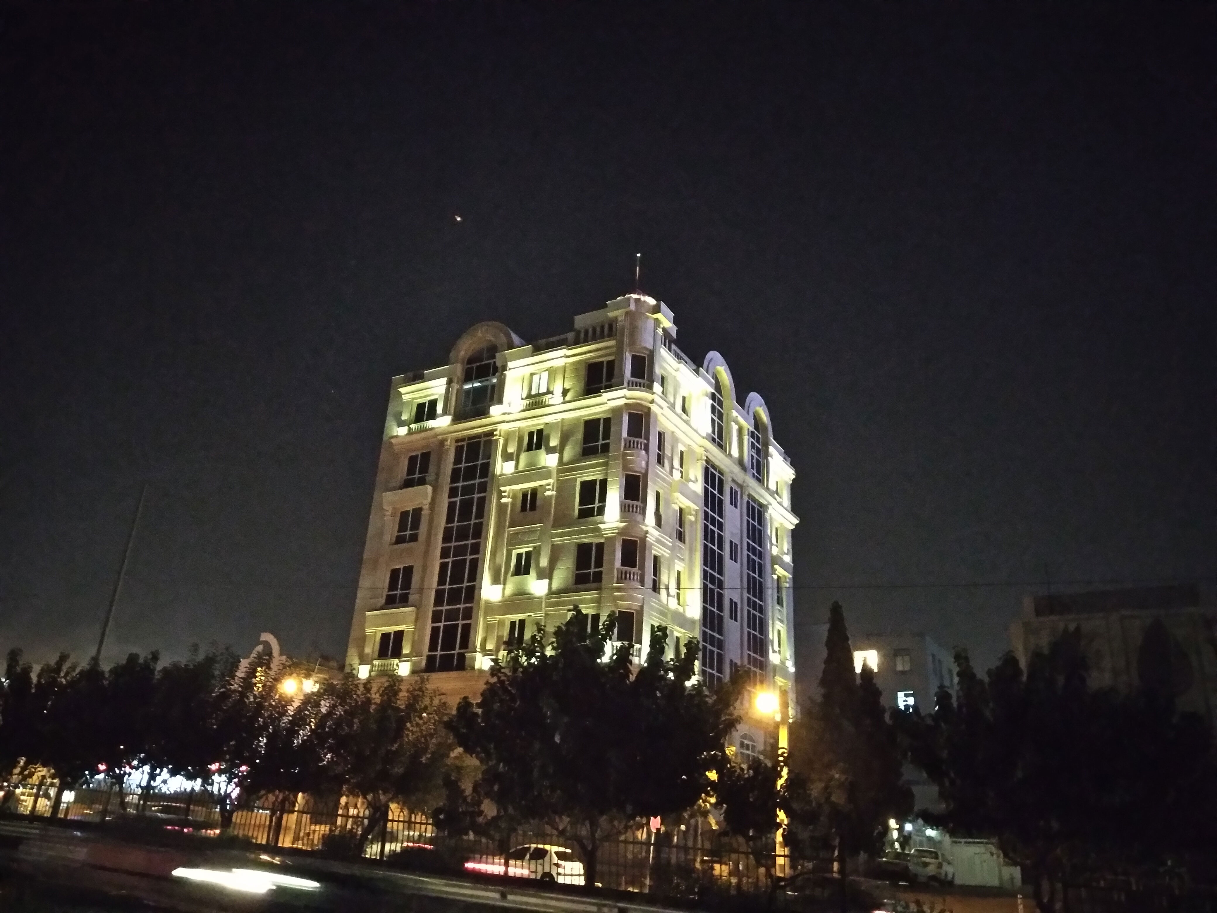 نمونه تصویر دوربین اصلی گلکسی A11 - نمای برج نورانی در شب