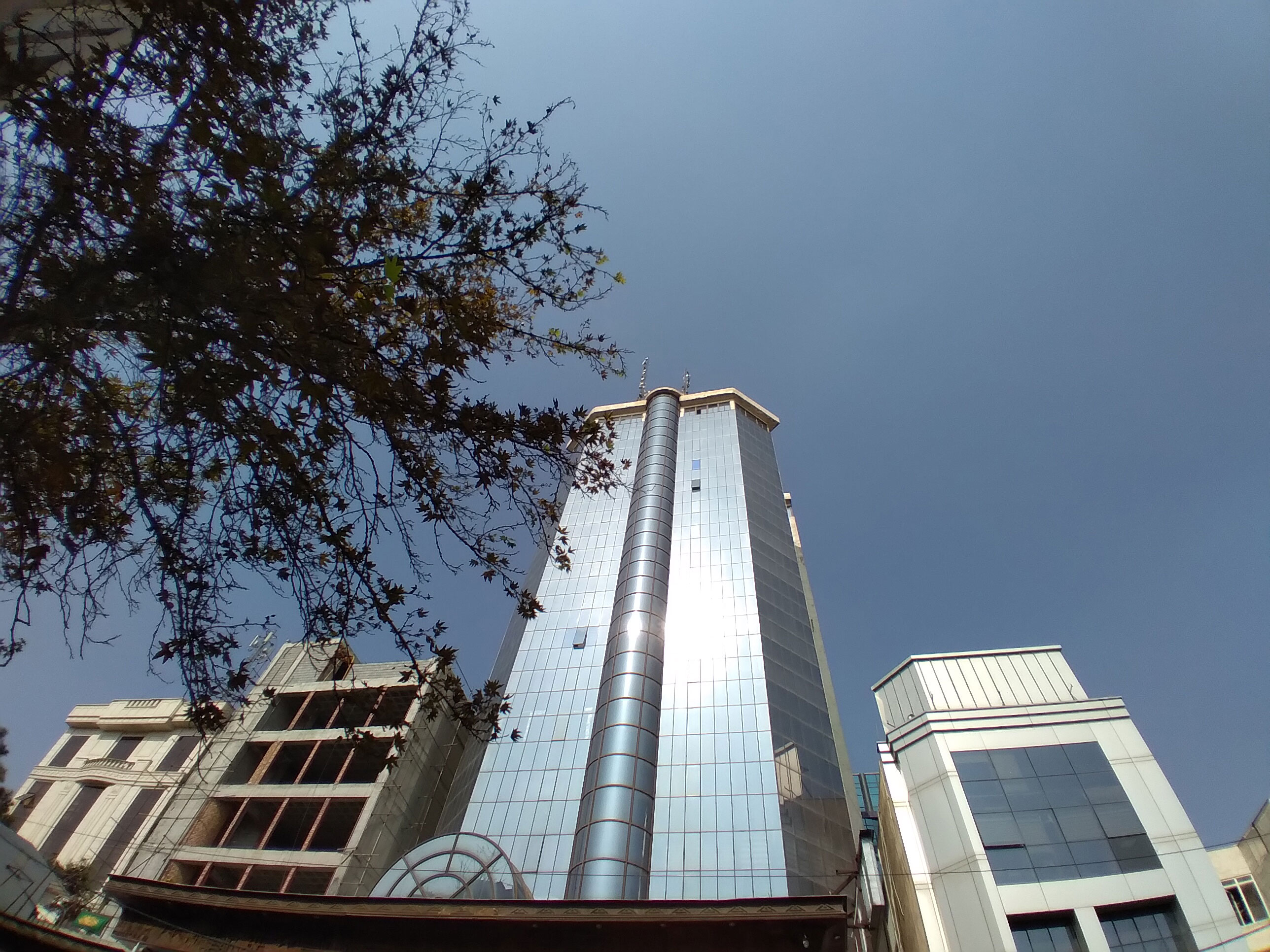 نمونه تصویر دوربین اولتراواید گلکسی A11 - نمای برج شیشه ای در روز