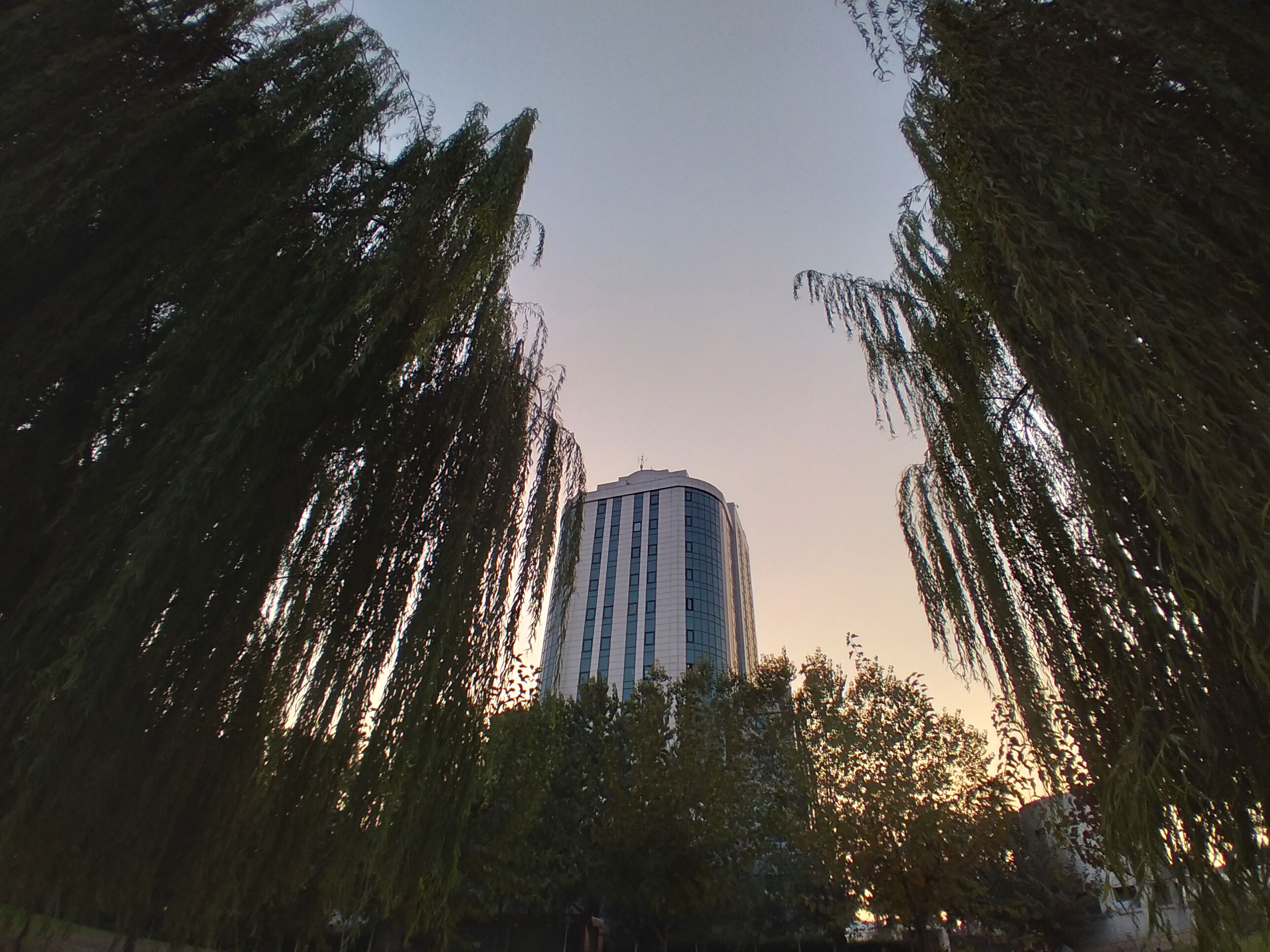 نمونه تصویر دوربین اولتراواید گلکسی A11 - نمای برج از دور در روز