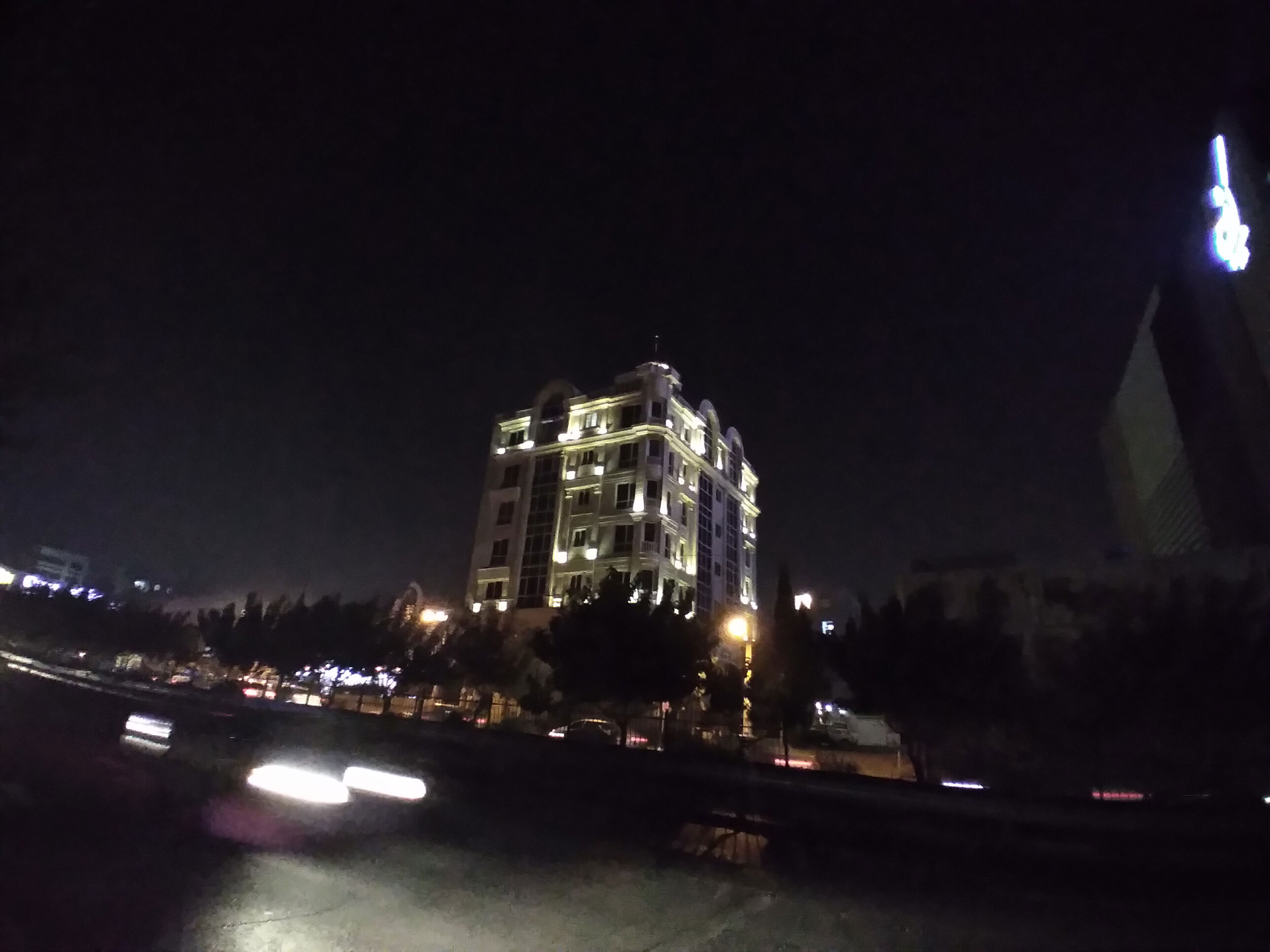 نمونه تصویر دوربین اولتراواید گلکسی A11 - نمای برج نورانی در شب