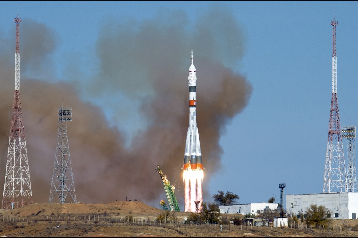 فضاپیمای سایوز سه فضانورد را در پروازی فوق‌سریع به ایستگاه فضایی بین المللی حمل کرد