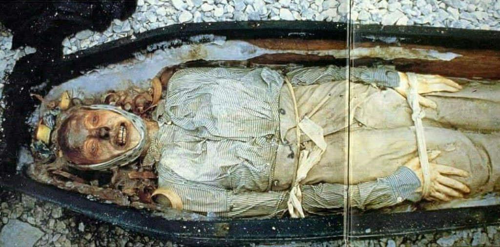 جسد جان تورینگتون روی تختی از تراشه‌های چوبی قرار داده شد که اطراف سرش نیز دیده می‌شوند