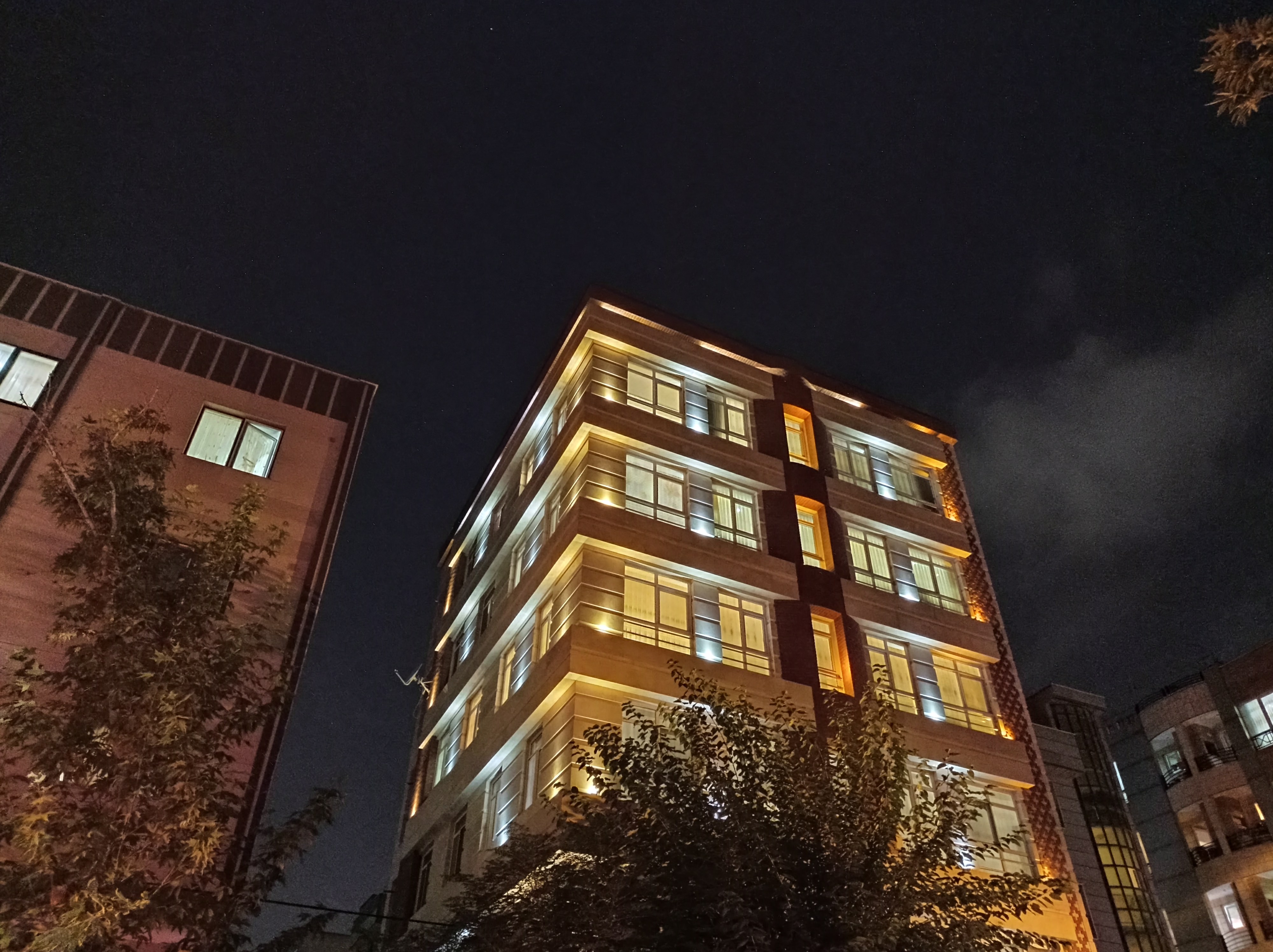 نمونه عکس 1x دوربین اصلی ردمی نوت ۹ در تاریکی - ساختمان نارمک