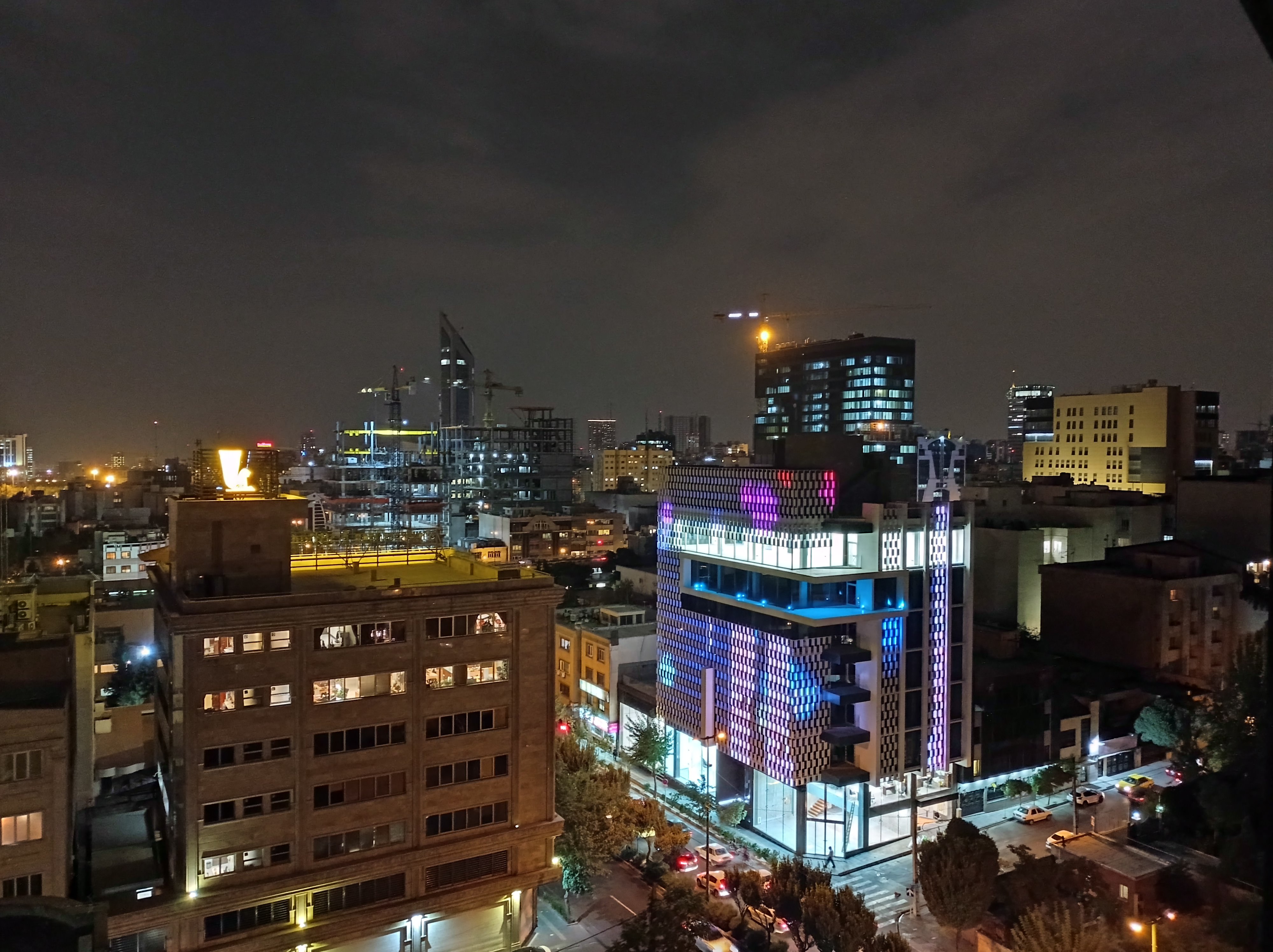 نمونه عکس 1x دوربین اصلی ردمی نوت ۹ در تاریکی - ساختمان‌ های خیابان جردن