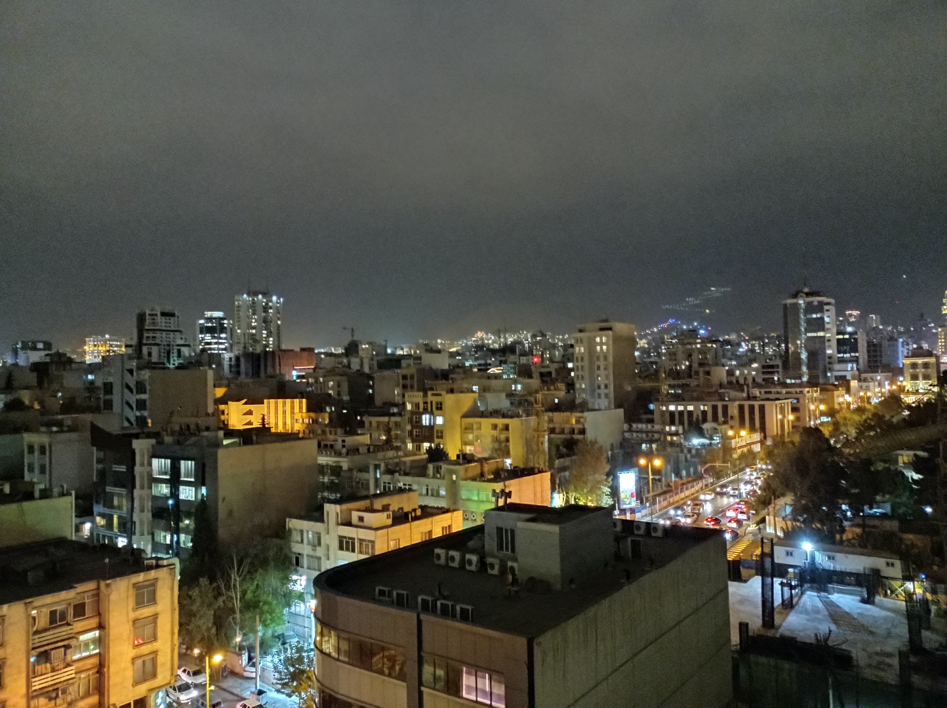 نمونه عکس 1x دوربین اصلی ردمی نوت ۹ در تاریکی - ساختمان های خیابان جردن