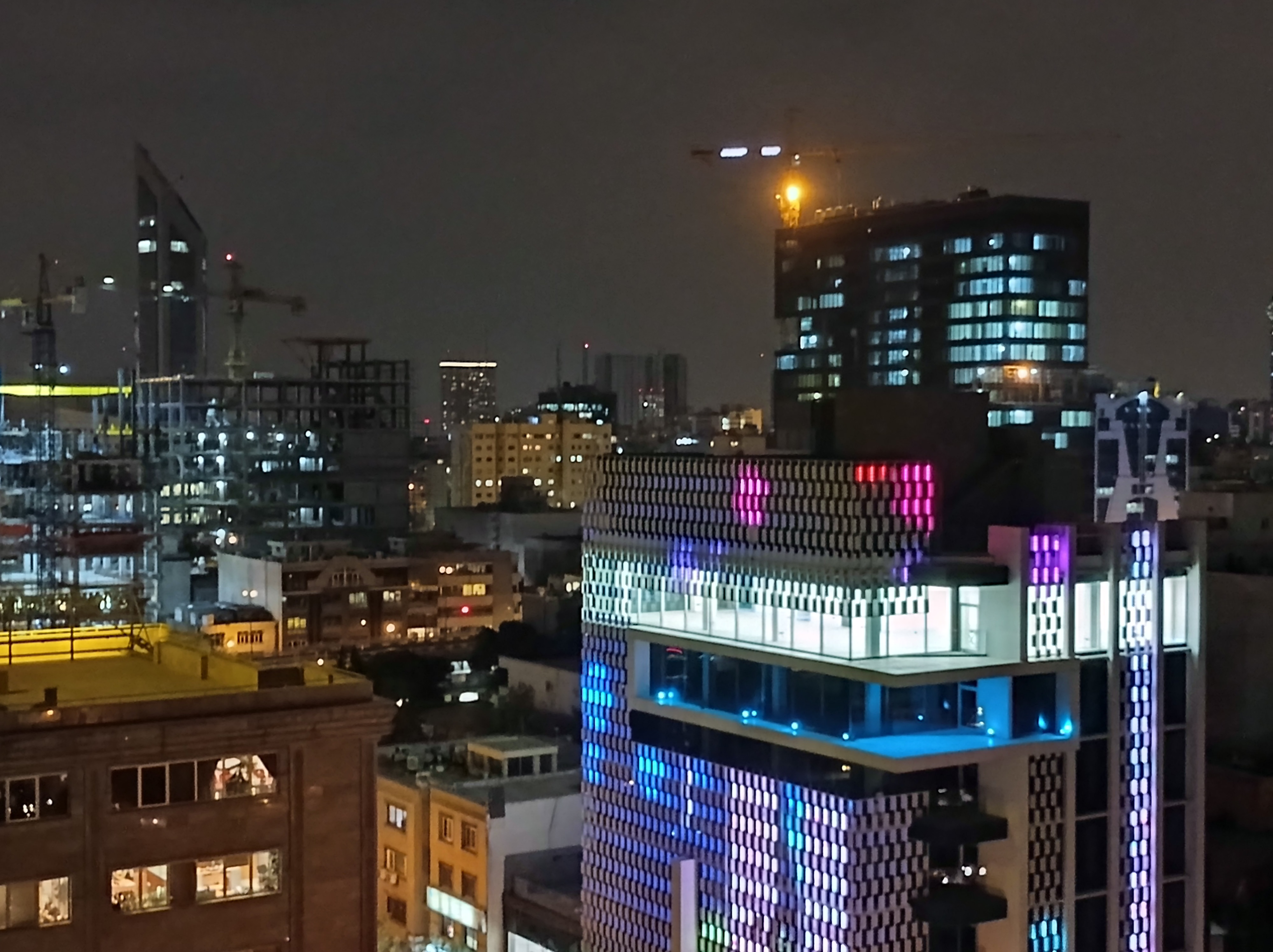نمونه عکس 2x دوربین اصلی ردمی نوت ۹ در تاریکی - ساختمان های خیابان جردن