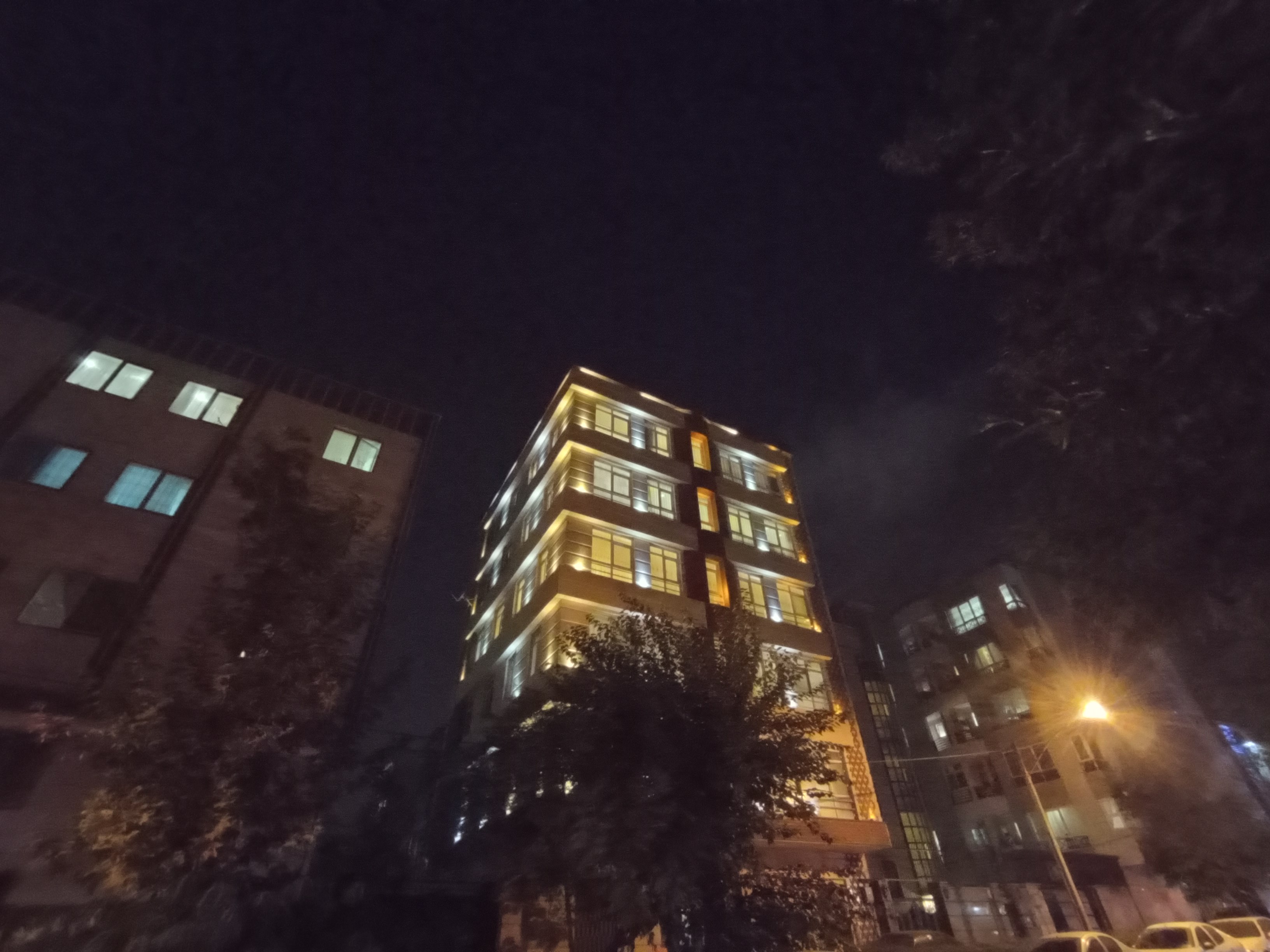 نمونه عکس اولتراواید ردمی نوت ۹ در تاریکی - ساختمان مسکونی نارمک