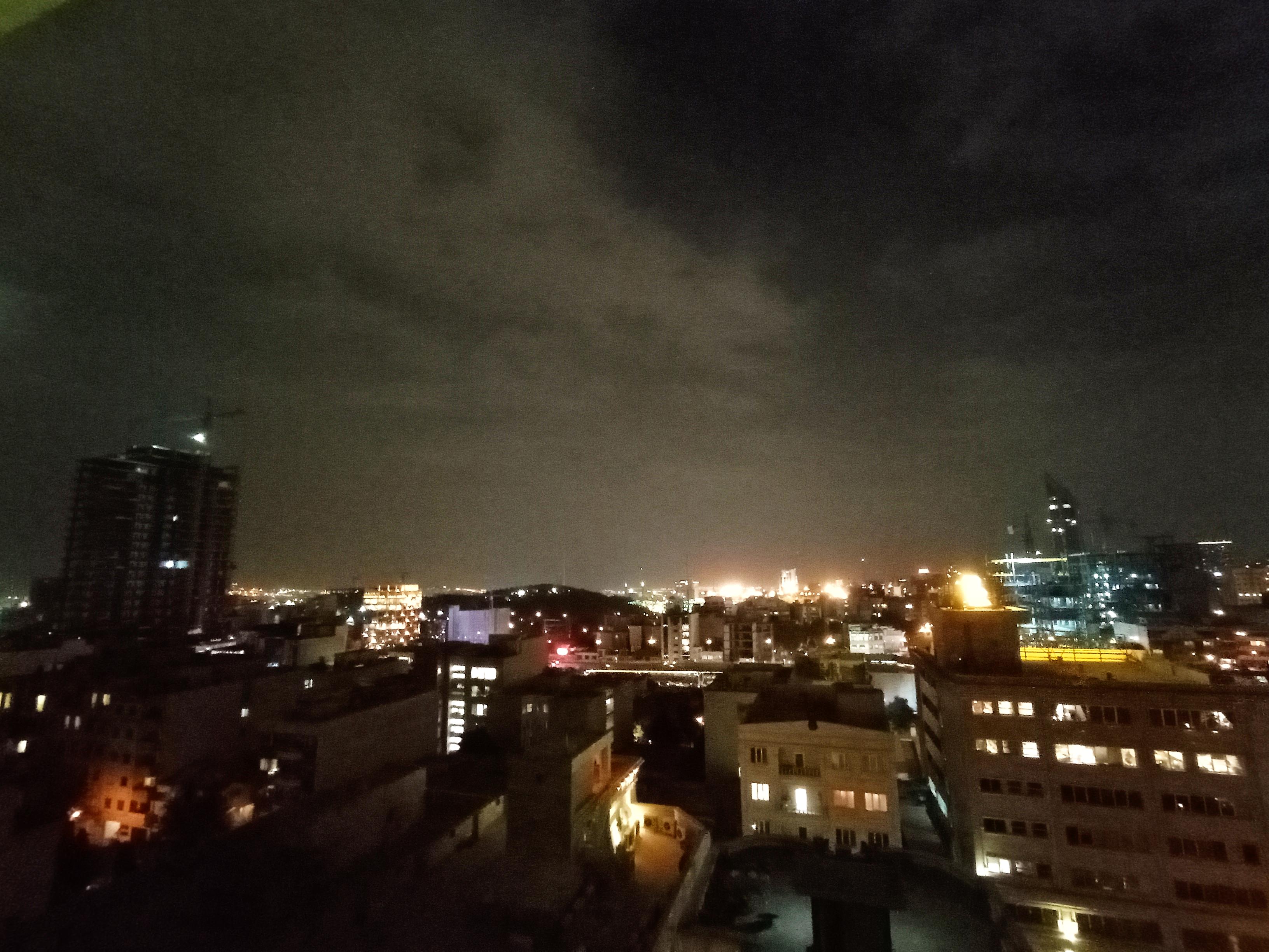 نمونه عکس اولتراواید ردمی نوت ۹ در تاریکی - منظره تهران در شب