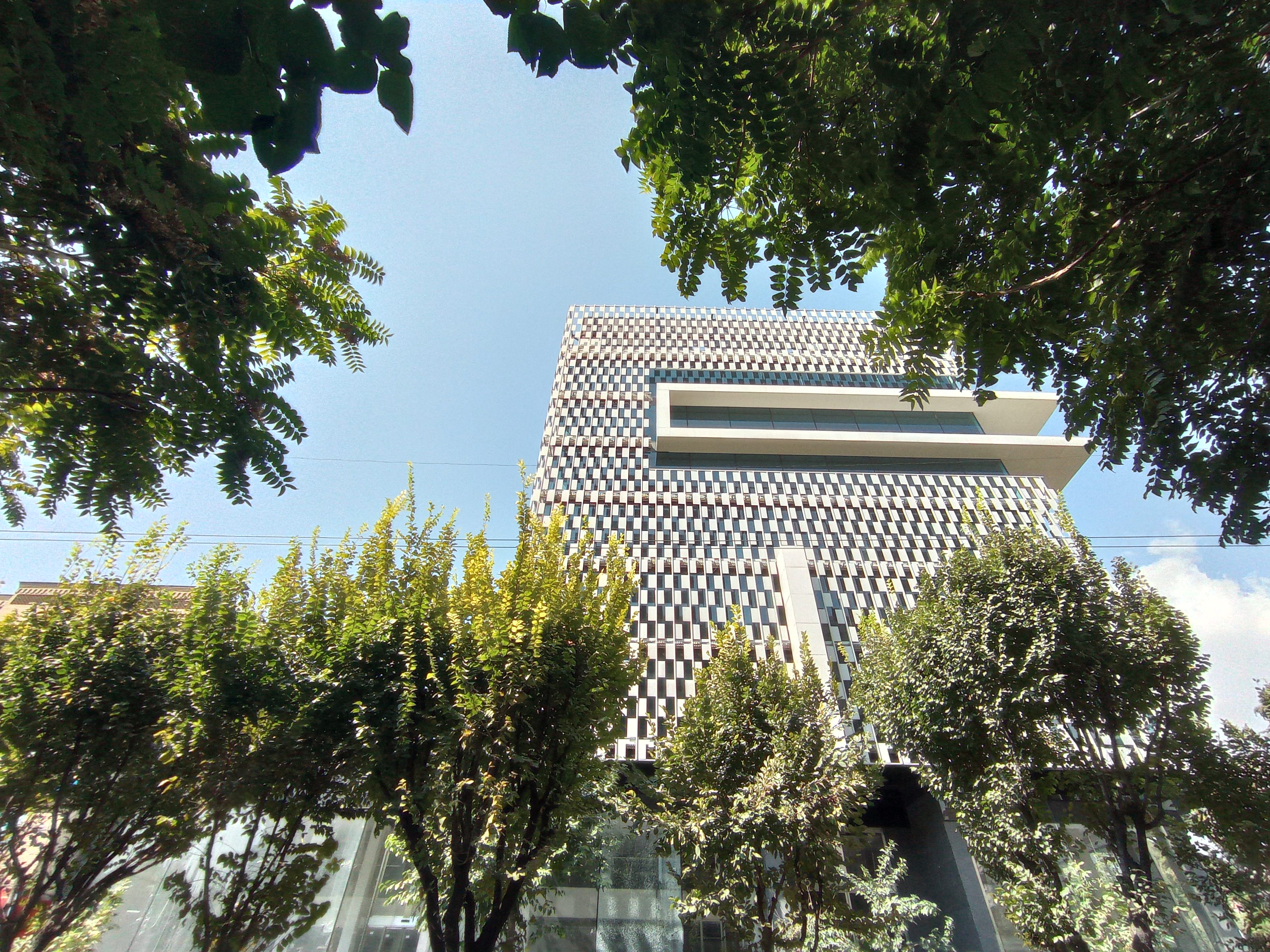 نمونه عکس اولتراواید ردمی نوت ۹ در شرایط نوری ایده‌آل - ساختمان خیابان جردن
