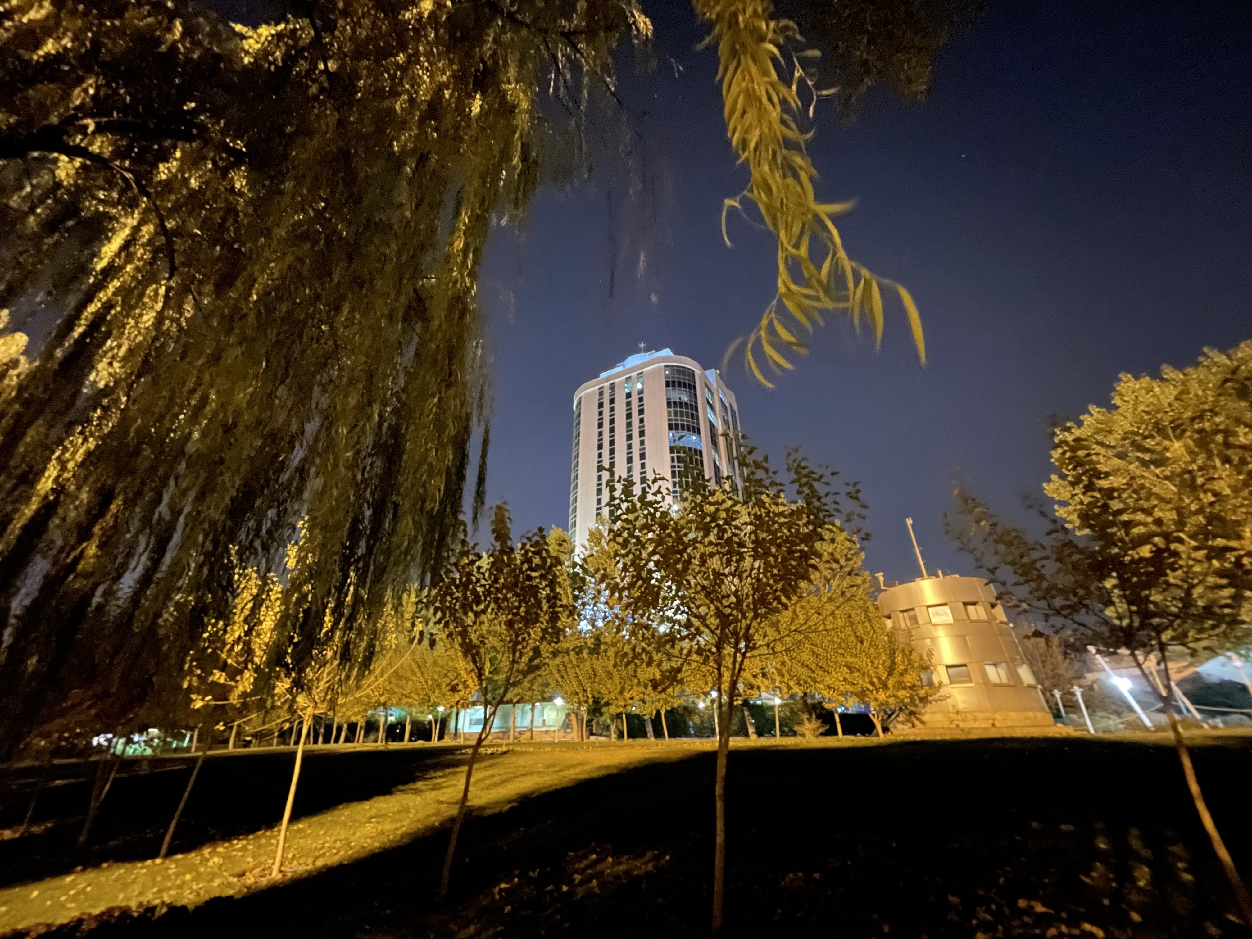 نمونه عکس دوربین اولتراواید آیفون ۱۲ پرو در تاریکی