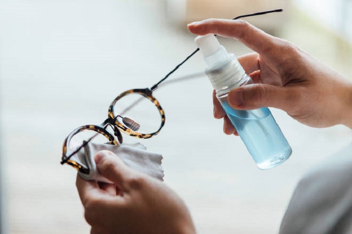 استفاده از اسپری ضدبخار بر روی شیشه عینک