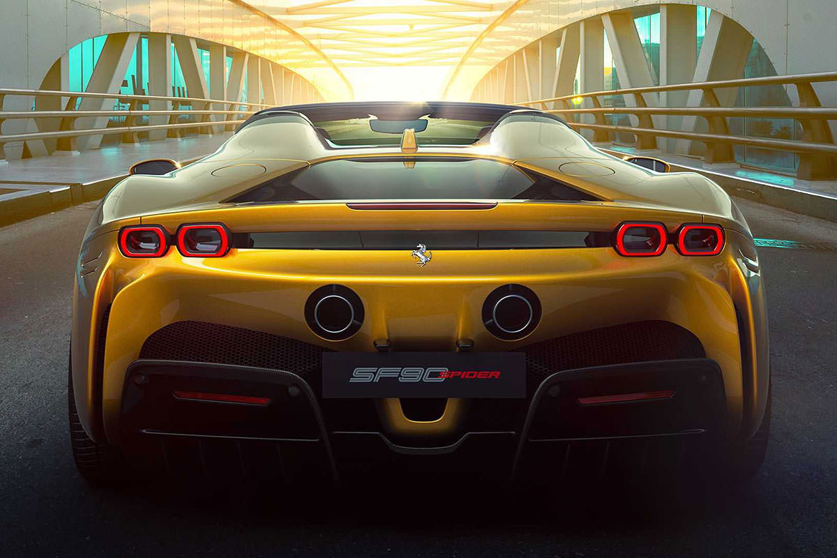 نمای عقب ابرخودرو پلاگین هیبریدی روباز فراری SF90  اسپایدر / Ferrari SF90 Spider زرد رنگ در پیست