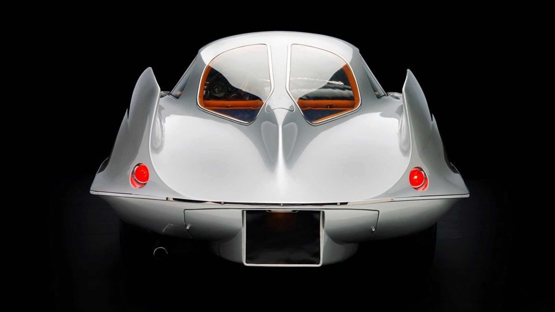 نمای عقب خودروی مفهومی آلفا رومئو / Alfa Romeo B.A.T. Concept Car با رنگ سفید