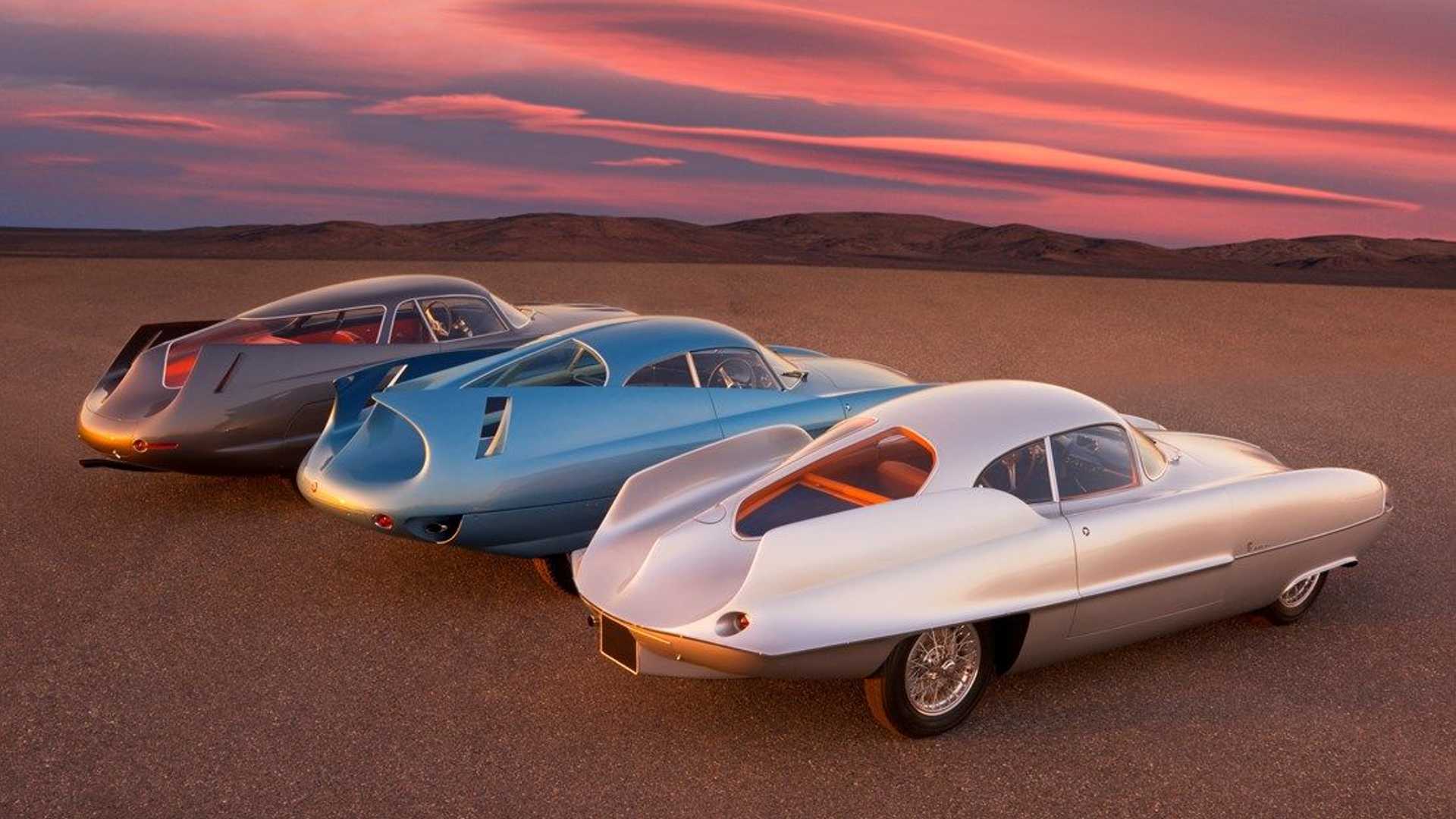 نمای سه چهارم عقب از سه خودروی مفهومی آلفا رومئو / Alfa Romeo B.A.T. Concept Car با رنگ های آبی و سفید و خاکستری