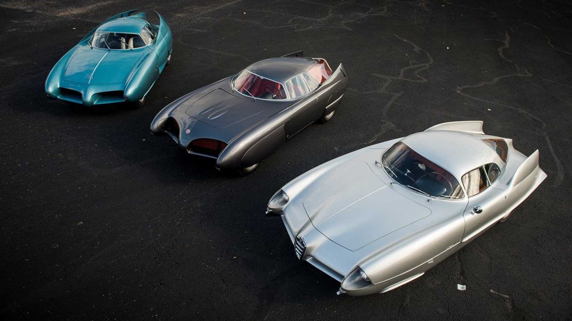 نمای بالا از سه خودروی مفهومی آلفا رومئو / Alfa Romeo B.A.T. Concept Car با رنگ های آبی و سفید و خاکستری
