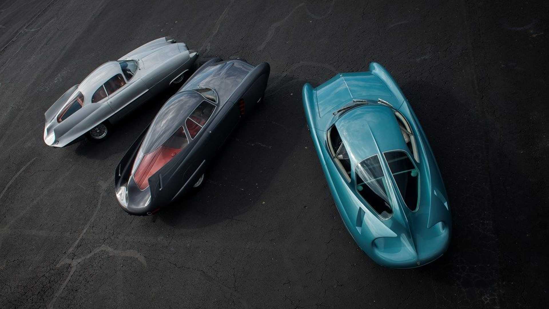 نمای بالا از سه خودروی مفهومی آلفا رومئو / Alfa Romeo B.A.T. Concept Car با رنگ های آبی و سفید