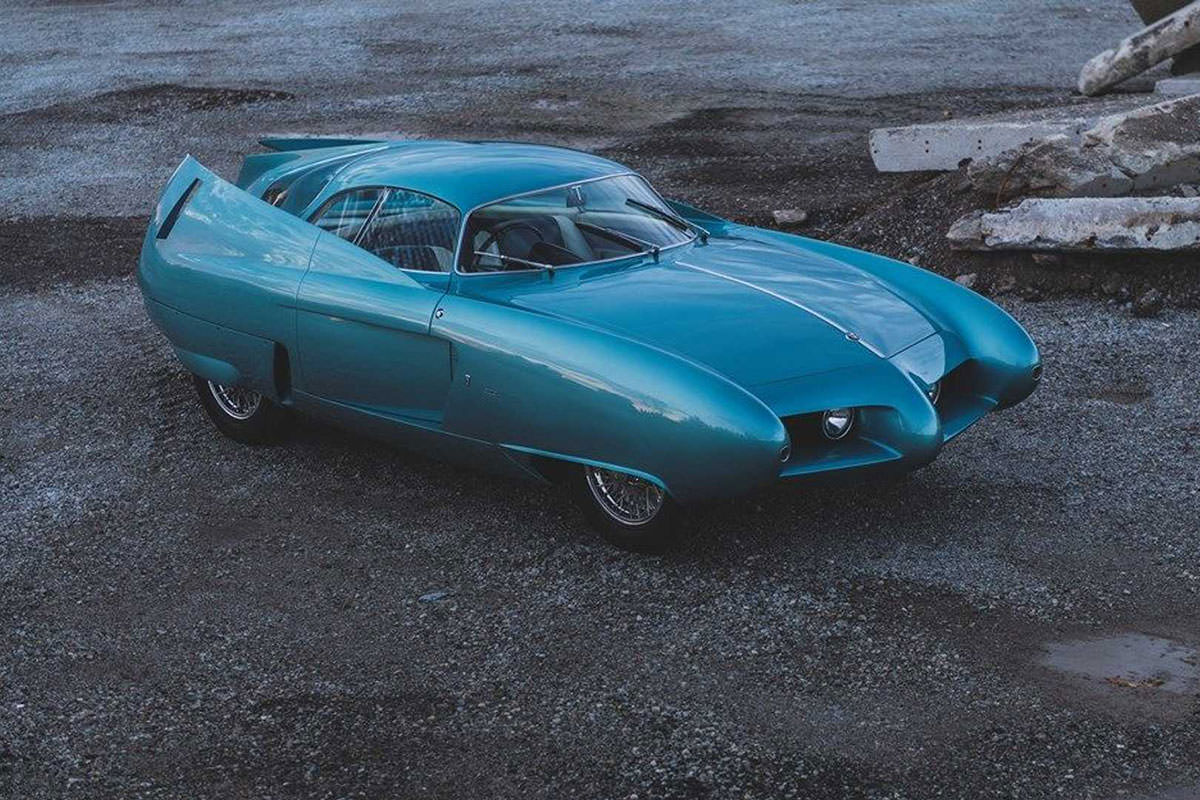 نمای جلو خودروی مفهومی آلفا رومئو / Alfa Romeo B.A.T. Concept Car با رنگ آبی