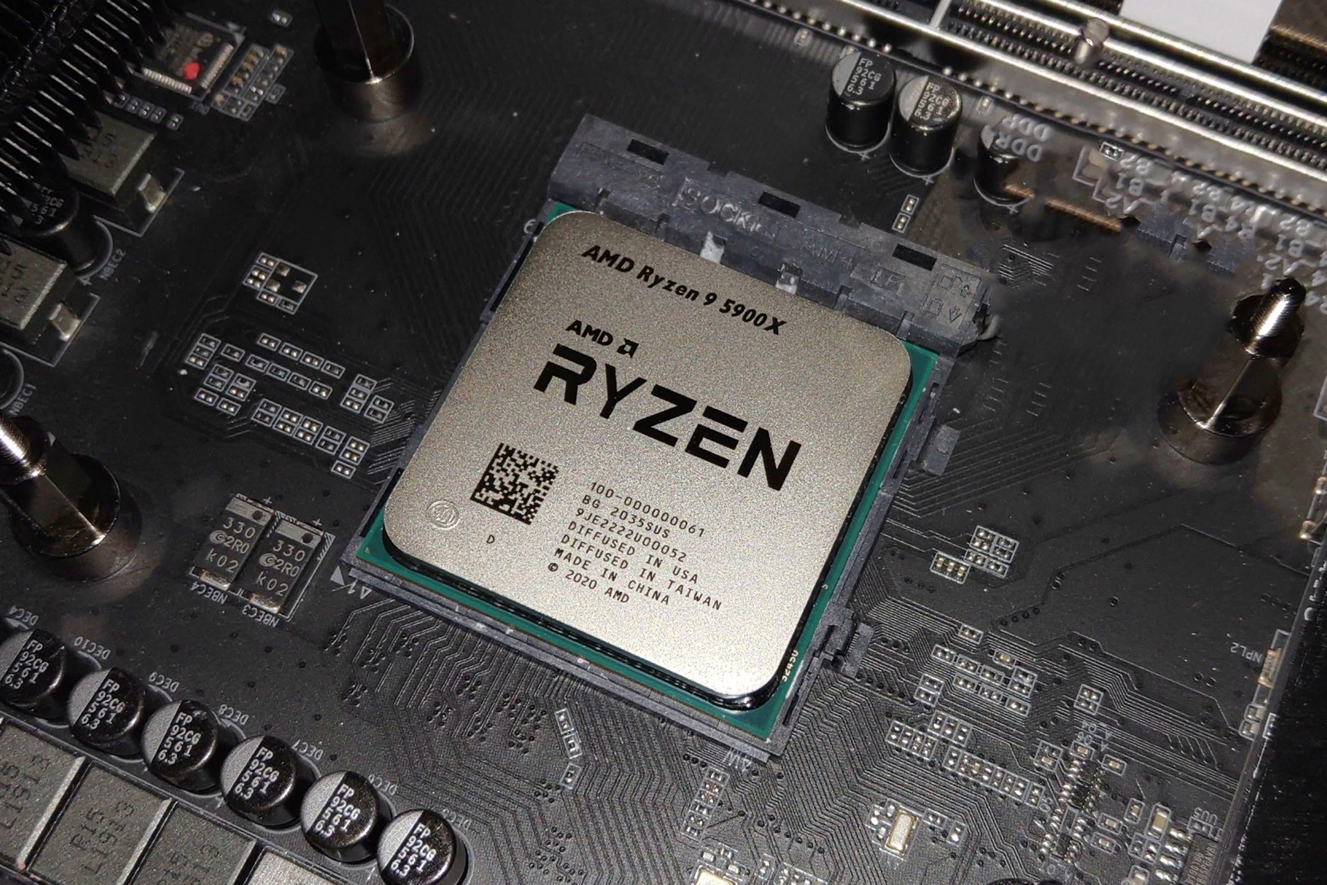 AMD روی تراشه های لپ تاپ Ryzen 5000 با معماری ذن 2 و ذن 3 کار می‌کند