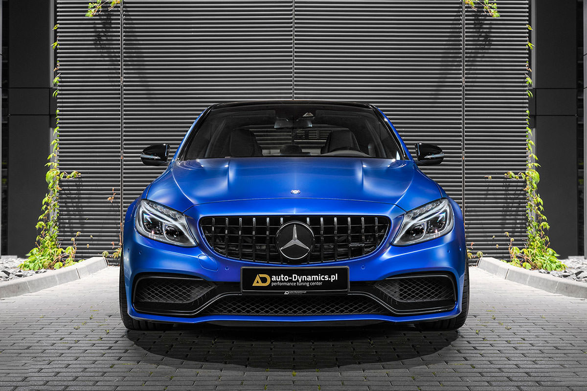نمای جلو خودرو مرسدس بنز / Mercedes-AMG C63 S آبی رنگ با تیونینگ اتوداینامیکس