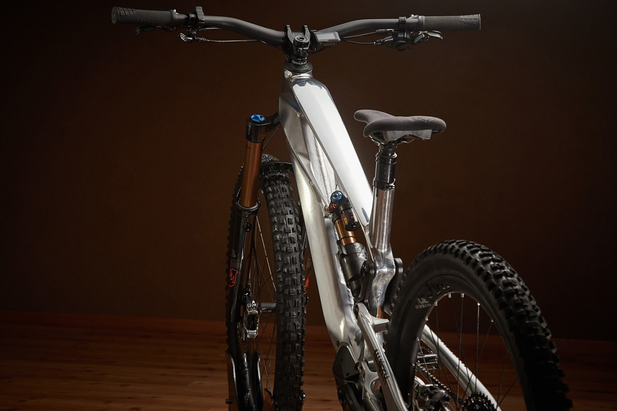 نمای عقب دوچرخه کوهستان برقی آلوتک / Alutech CNC eFanes electric enduro mountain bike