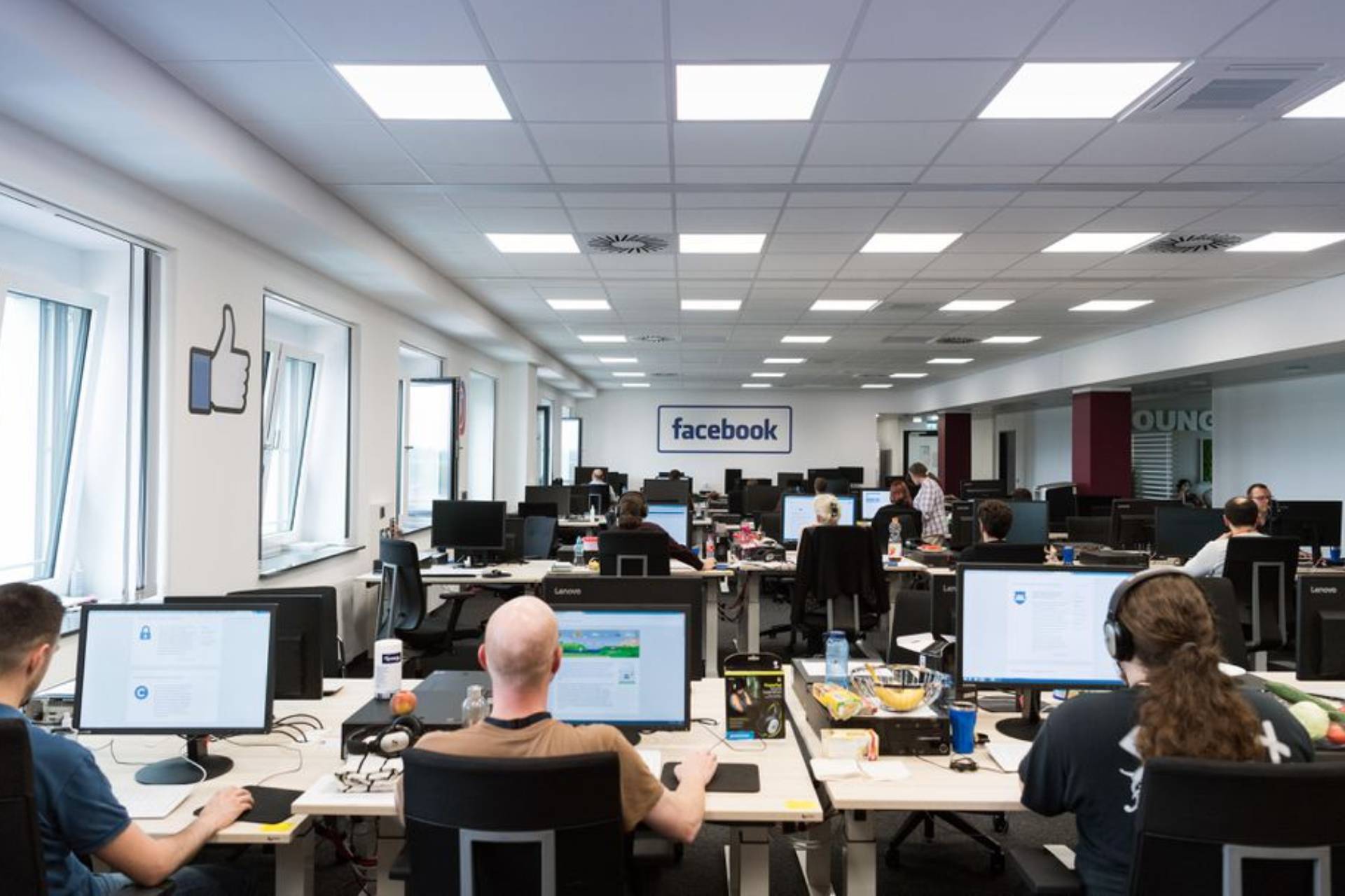 ۲۰۰ کارمند بخش نظارت بر محتوای فیسبوک از این شرکت شکایت می‌کنند