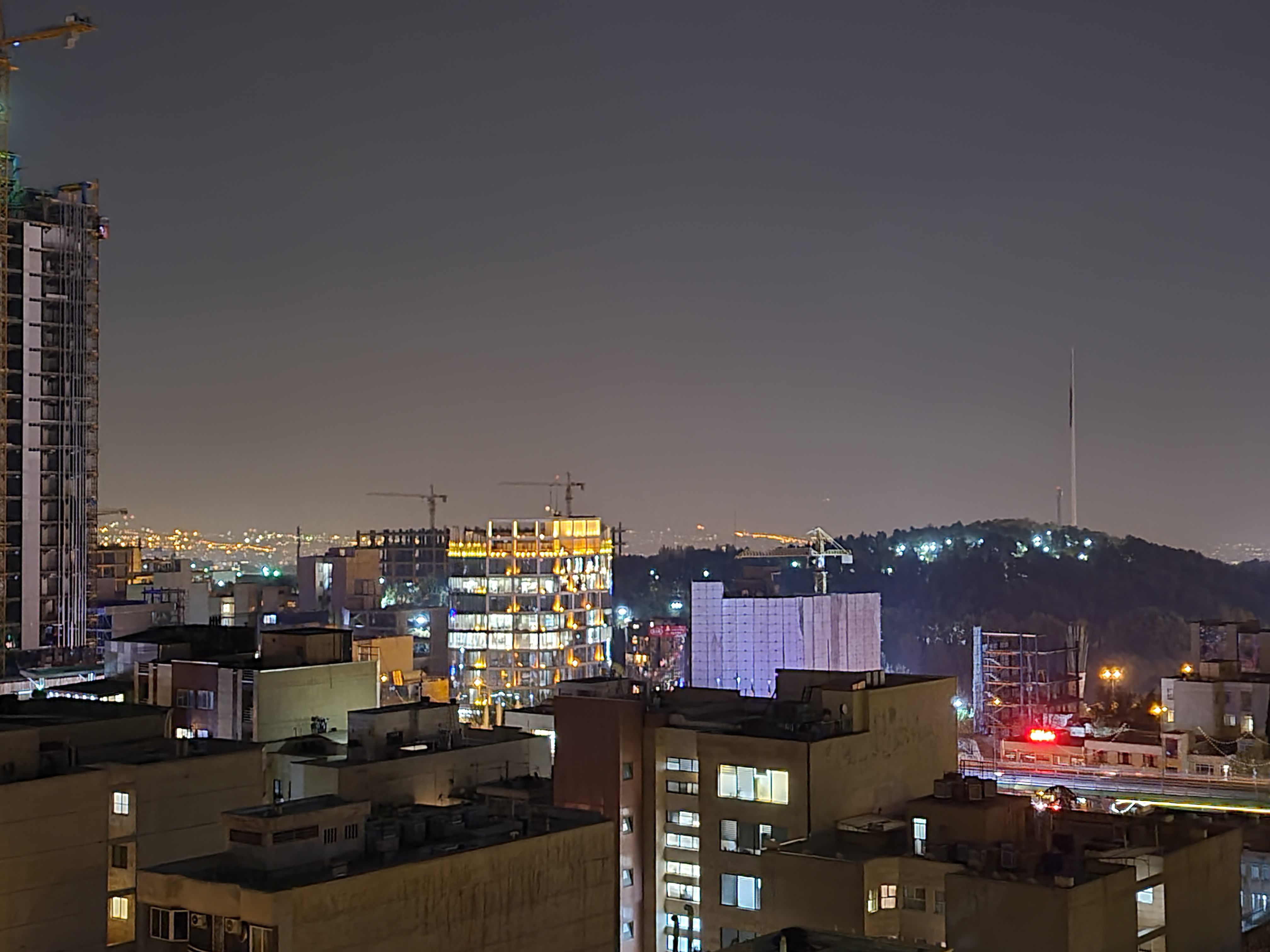 نمونه عکس 2x دوربین واید گلکسی زد فولد ۲ در تاریکی - نمای ساختمان های خیابان جردن تهران