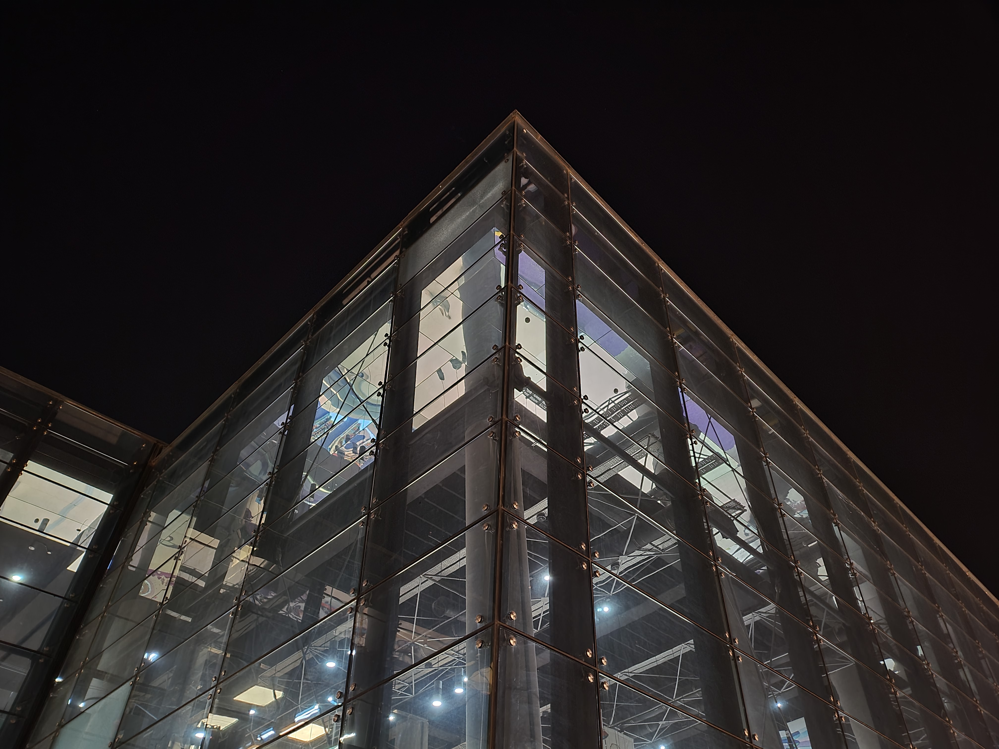 نمونه عکس دوربین واید گلکسی زد فولد ۲ در تاریکی - ساختمانی در باغ کتاب تهران