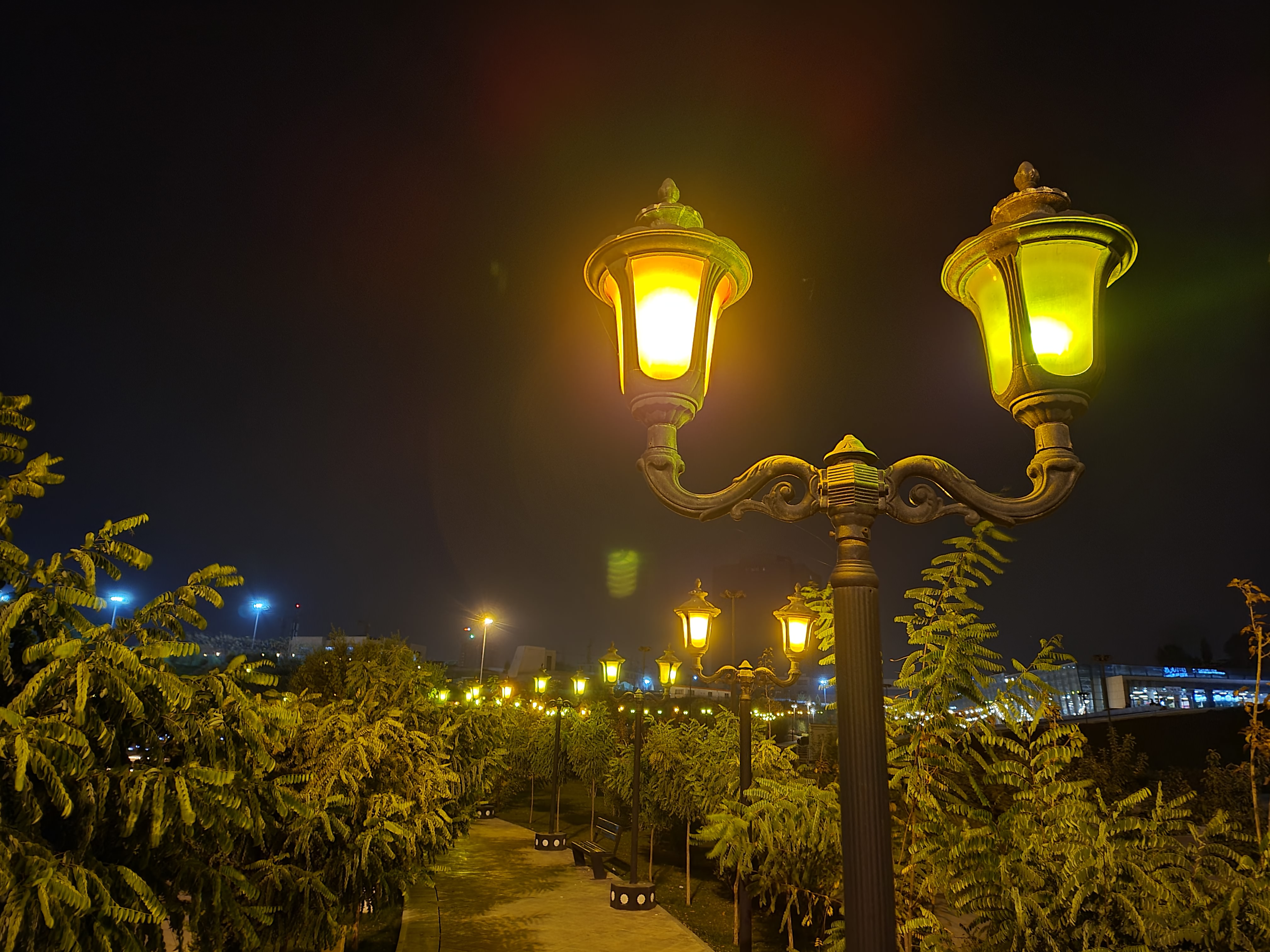 نمونه عکس دوربین واید گلکسی زد فولد ۲ در تاریکی - چراغ های باغ کتاب تهران