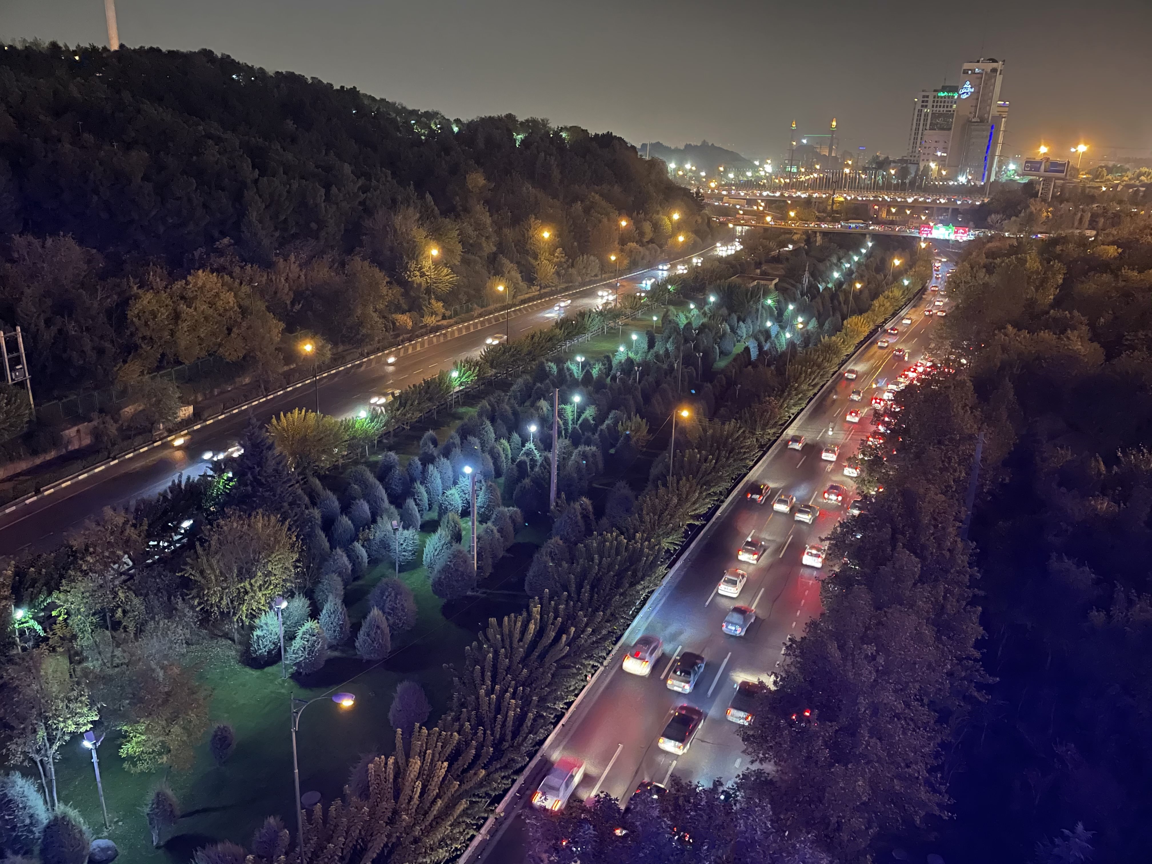 نمونه عکس دوربین واید آیفون ۱۲ پرو اپل در تاریکی - منظره بزرگراه مدرس از روی پل طبیعت تهران