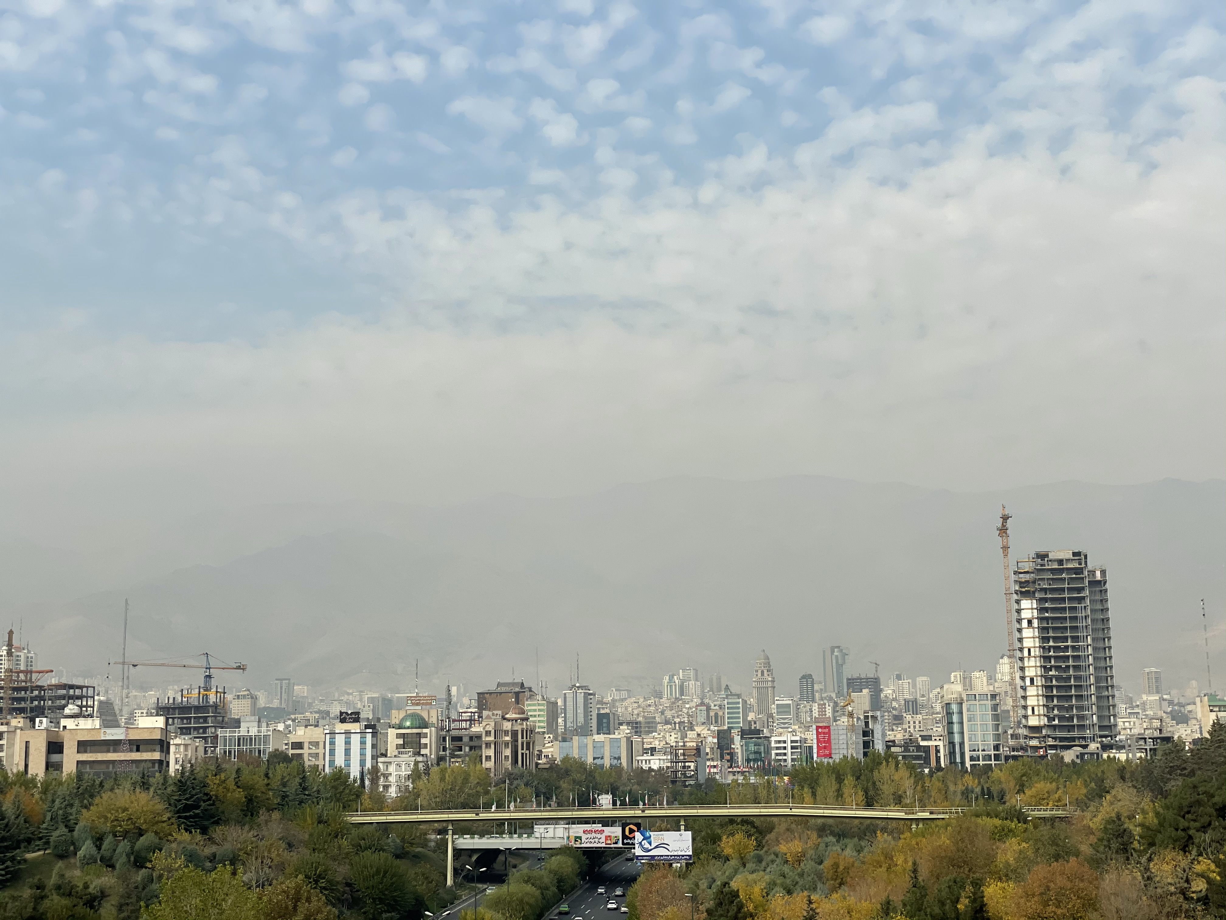 نمونه عکس دوربین تله فوتو آیفون ۱۲ پرو اپل در طول روز - نمای بزرگراه مدرس از روی پل طبیعت تهران