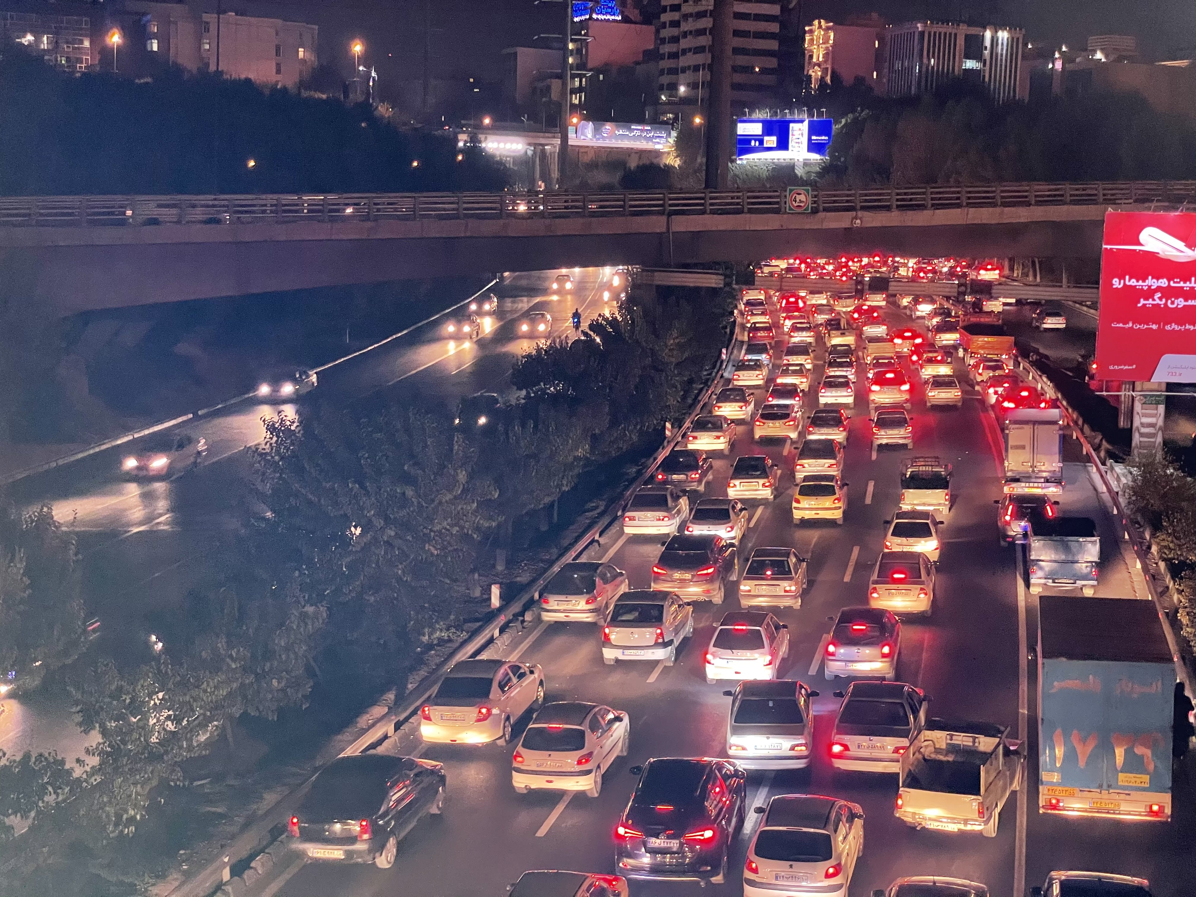 نمونه عکس دوربین تله فوتو آیفون ۱۲ پرو اپل در تاریکی - بزرگراه همت تهران